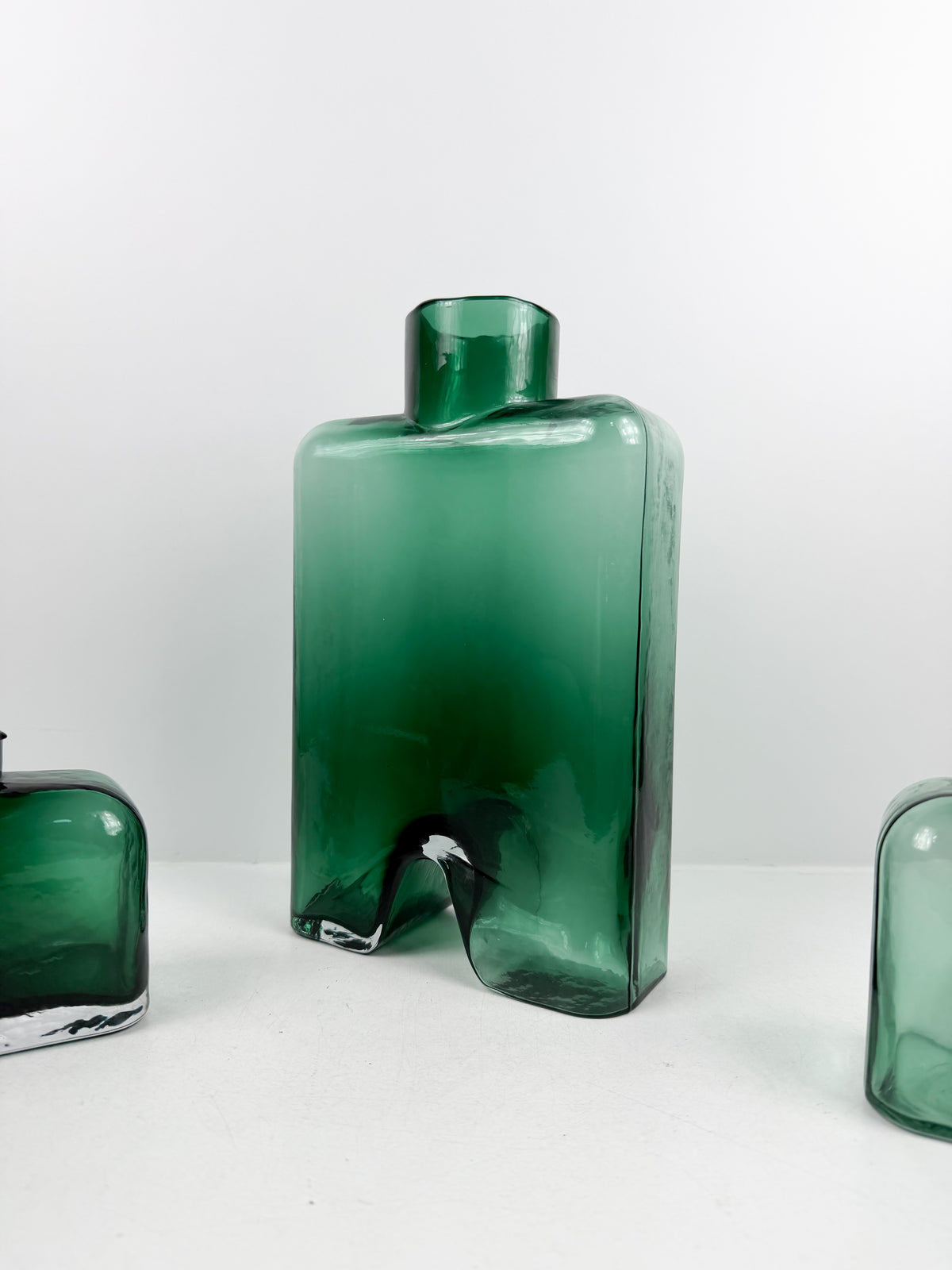 Trio de vases sculpturales géométriques et équilibrées moderne.