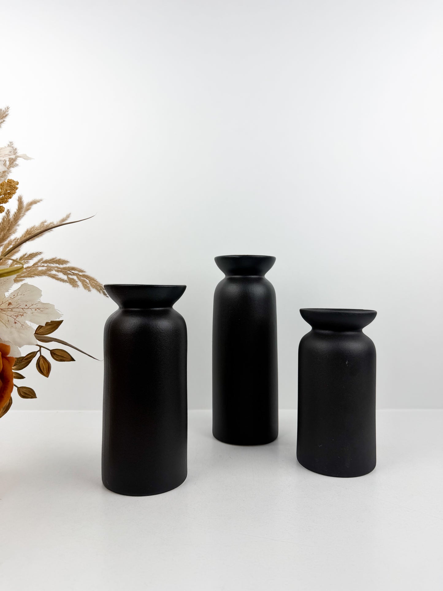 Trio de vases en céramique noire aux lignes épurées et minimalistes