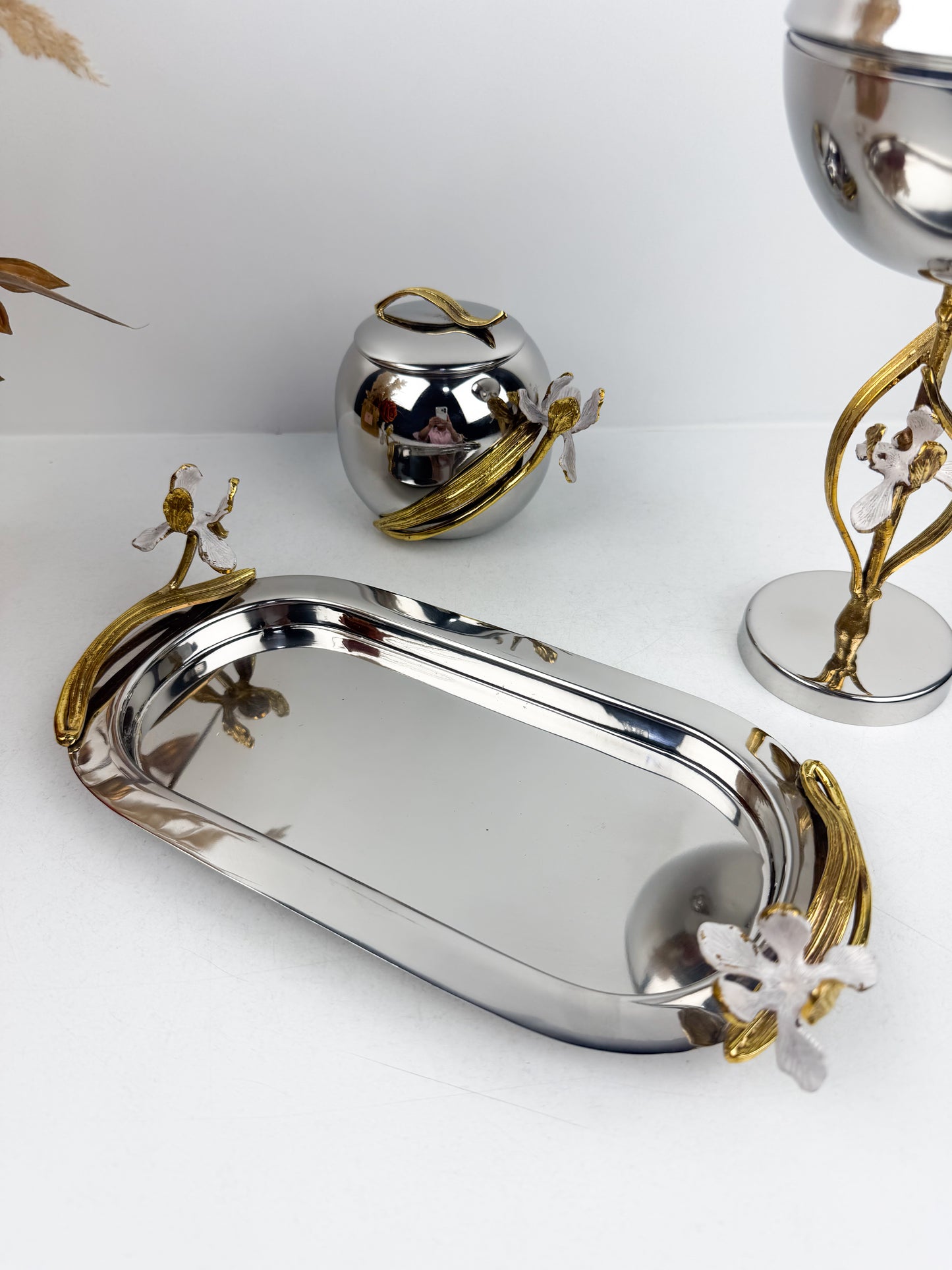 Ensemble de brûleur d'encens élégant en métal argenté de détails floraux.