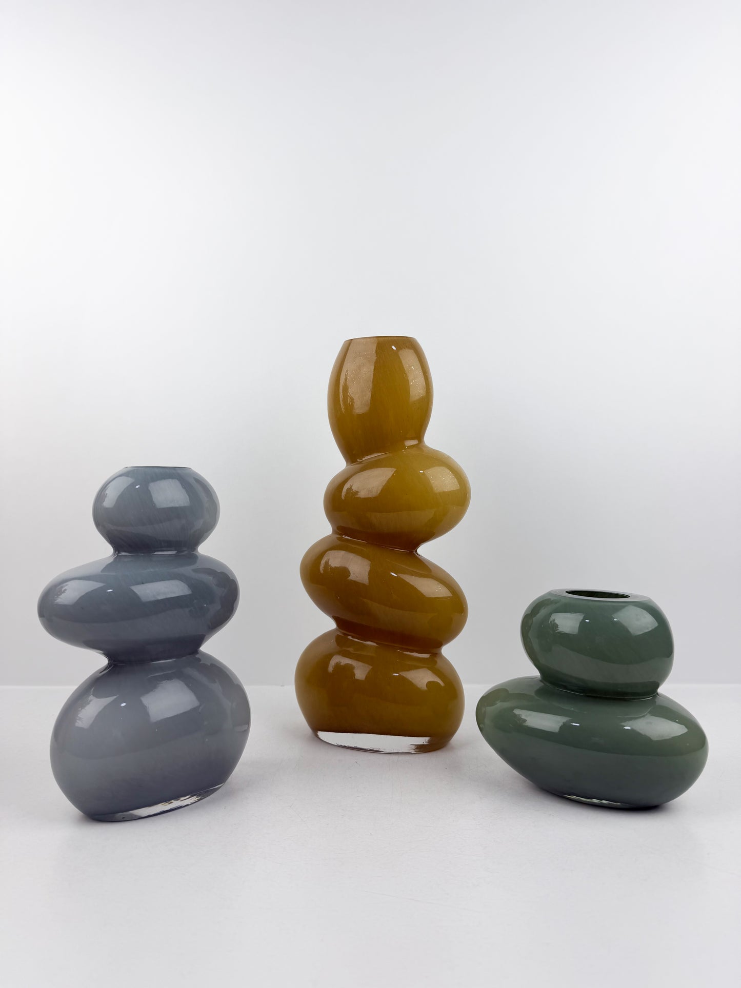 Trio de vases en verre aux formes épurées et sophistiquées