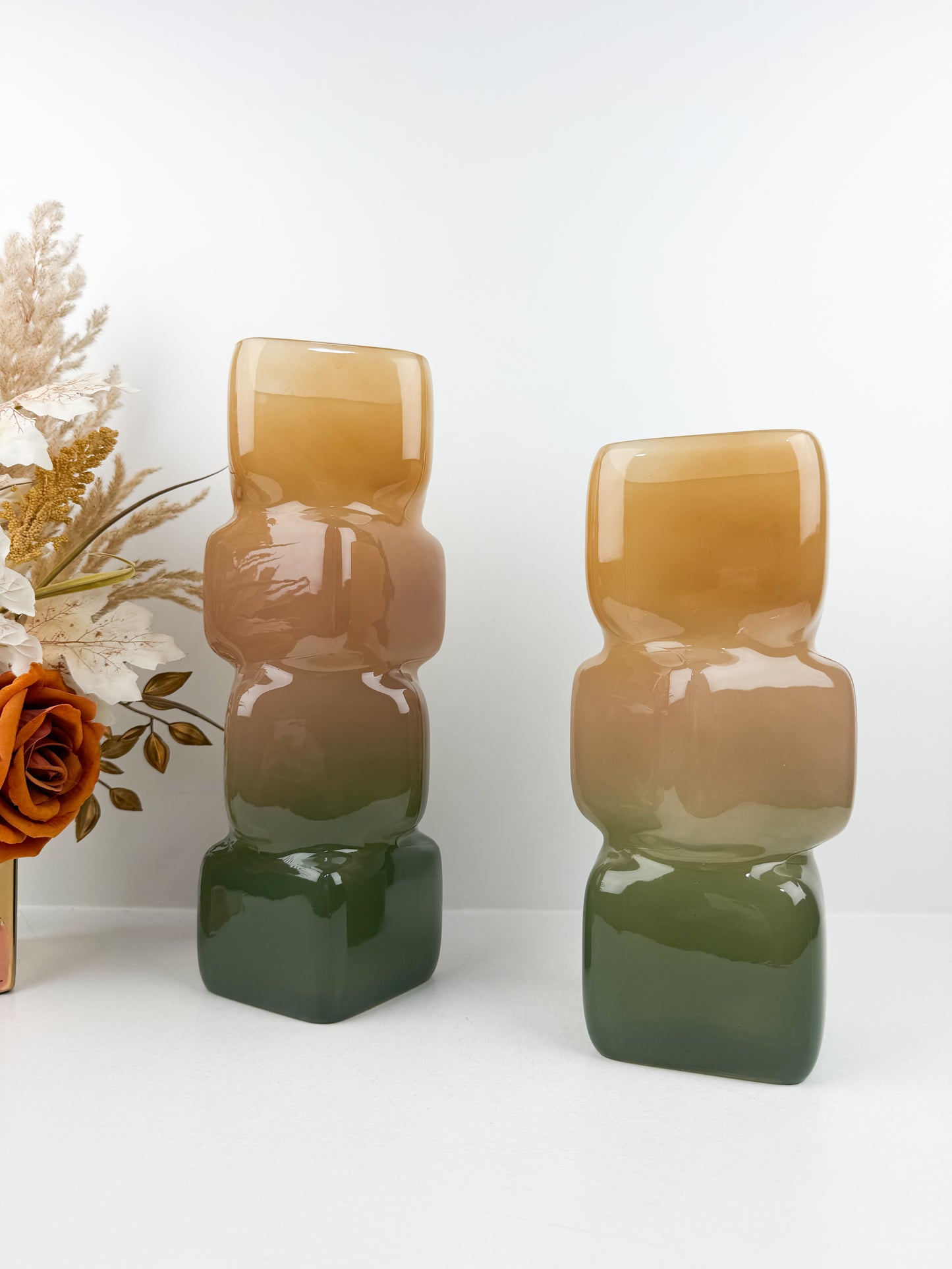 Duo de vases aux formes géométriques épurées