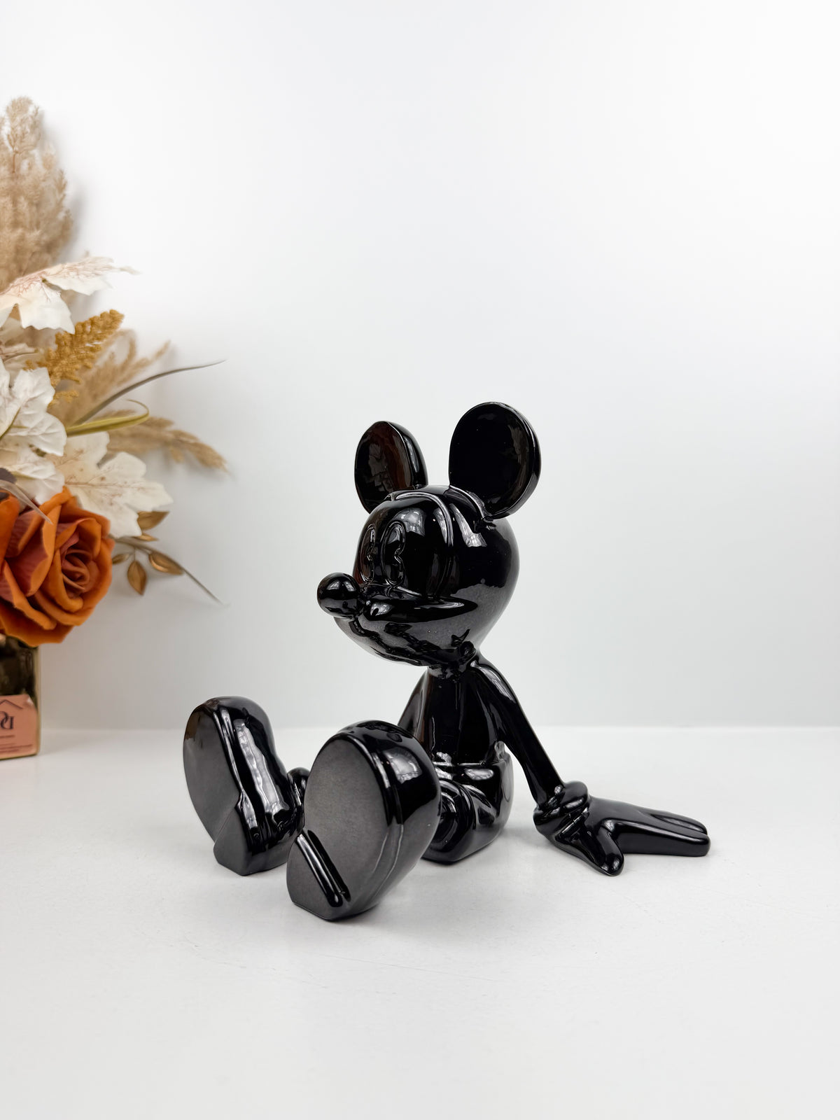 Statuette décorative en résine de Mickey Mouse en position assise.