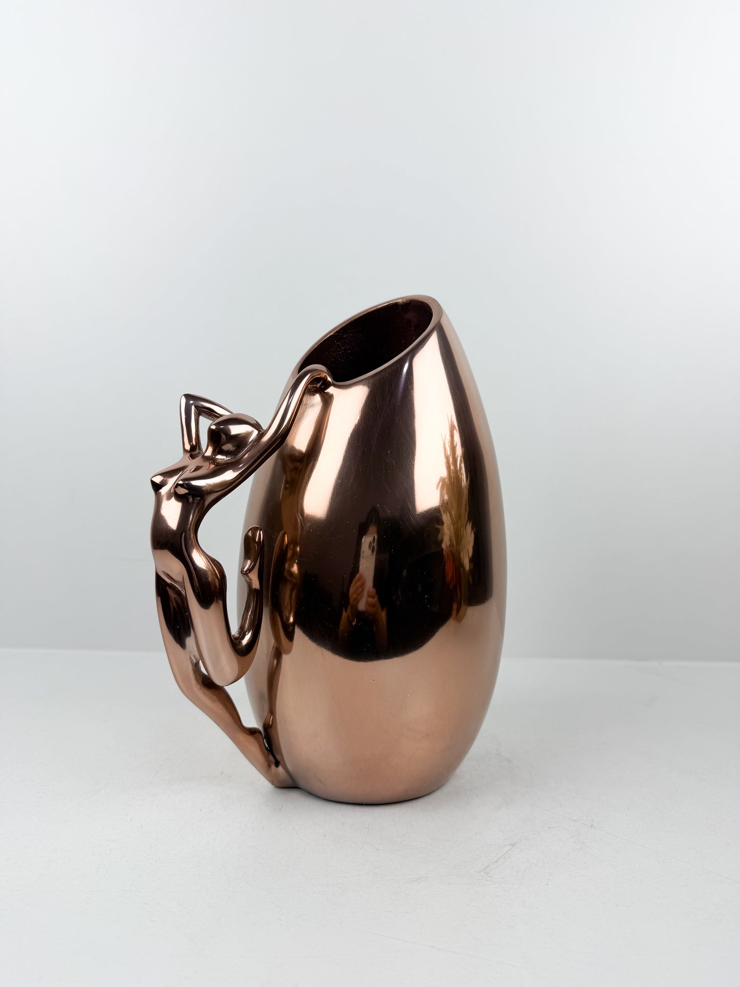 Vase élégant orné d'une silhouette féminine en cuivre