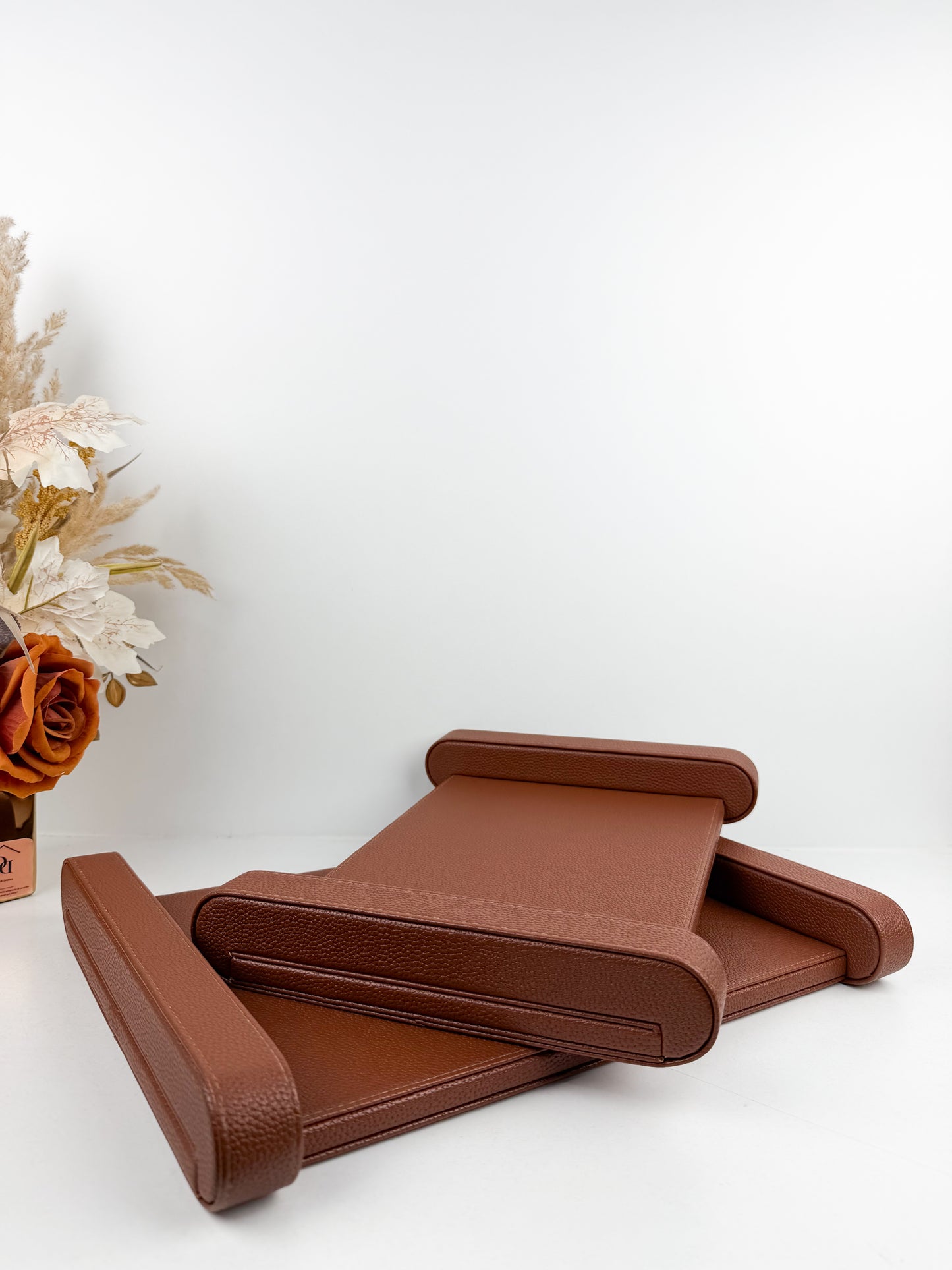 Deux plateaux de décoration intérieure en cuir marron luxe