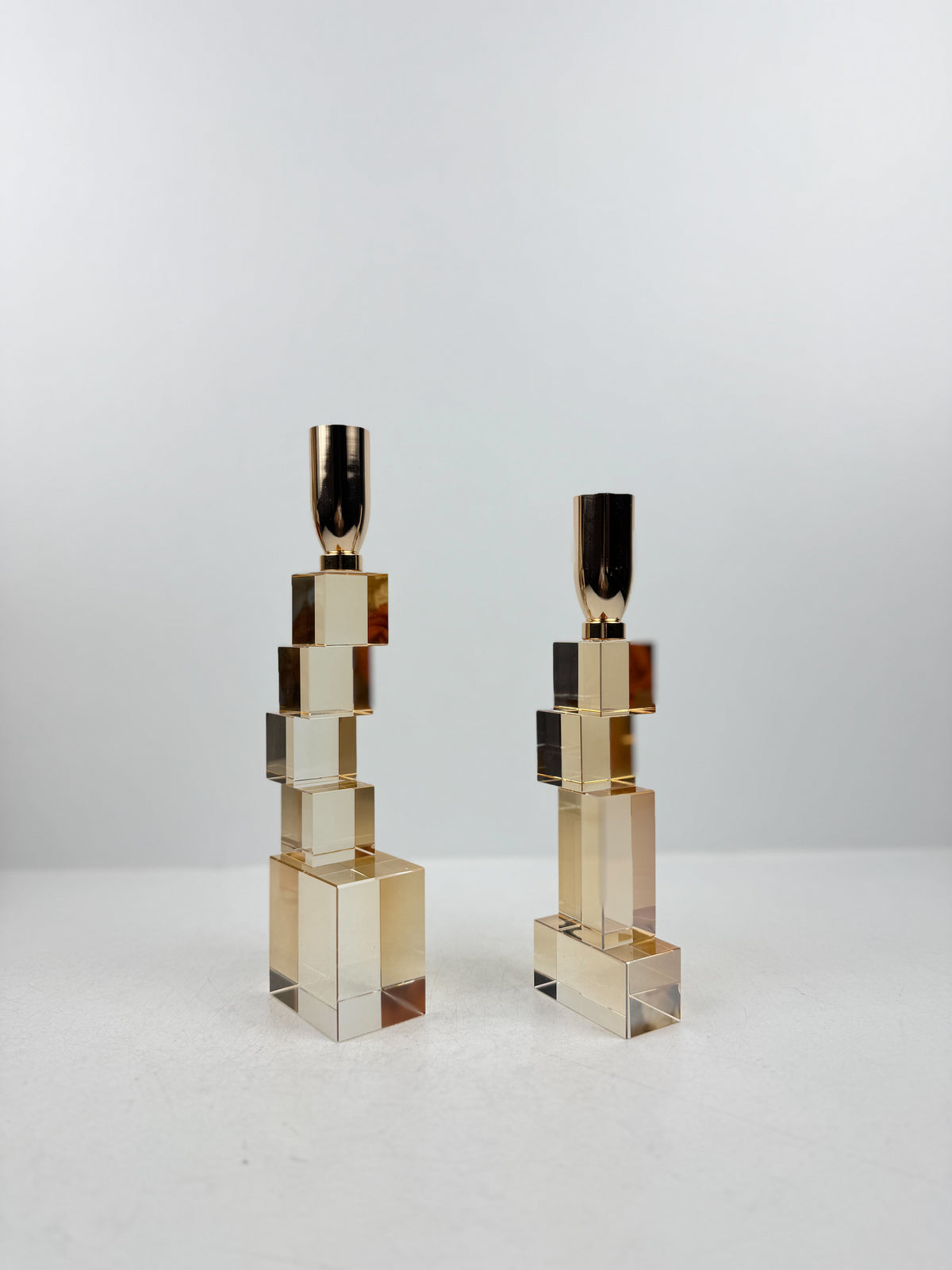 Duo de bougeoirs sculpturaux de motifs luxe cube en cristal .