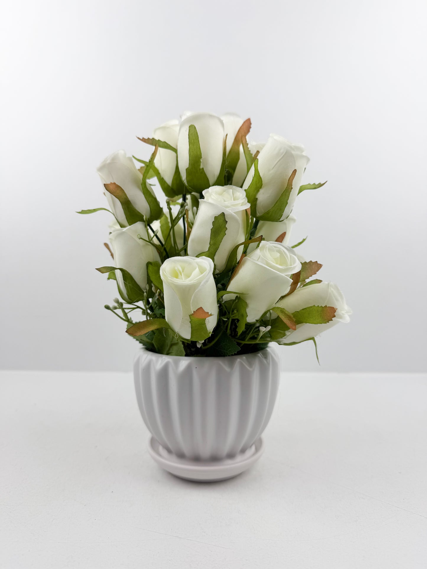 Fleurs artificielles blanches d'une élégance intemporelle.