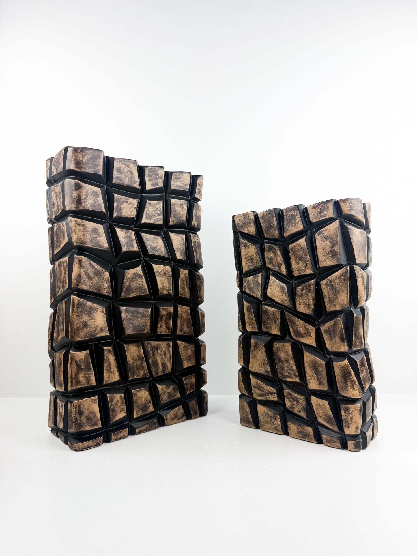 Duo de vases sculpturaux en résine mosaïque au design géométrique affirmé.