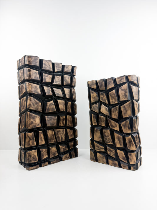 Duo de vases sculpturaux en résine mosaïque au design géométrique affirmé.