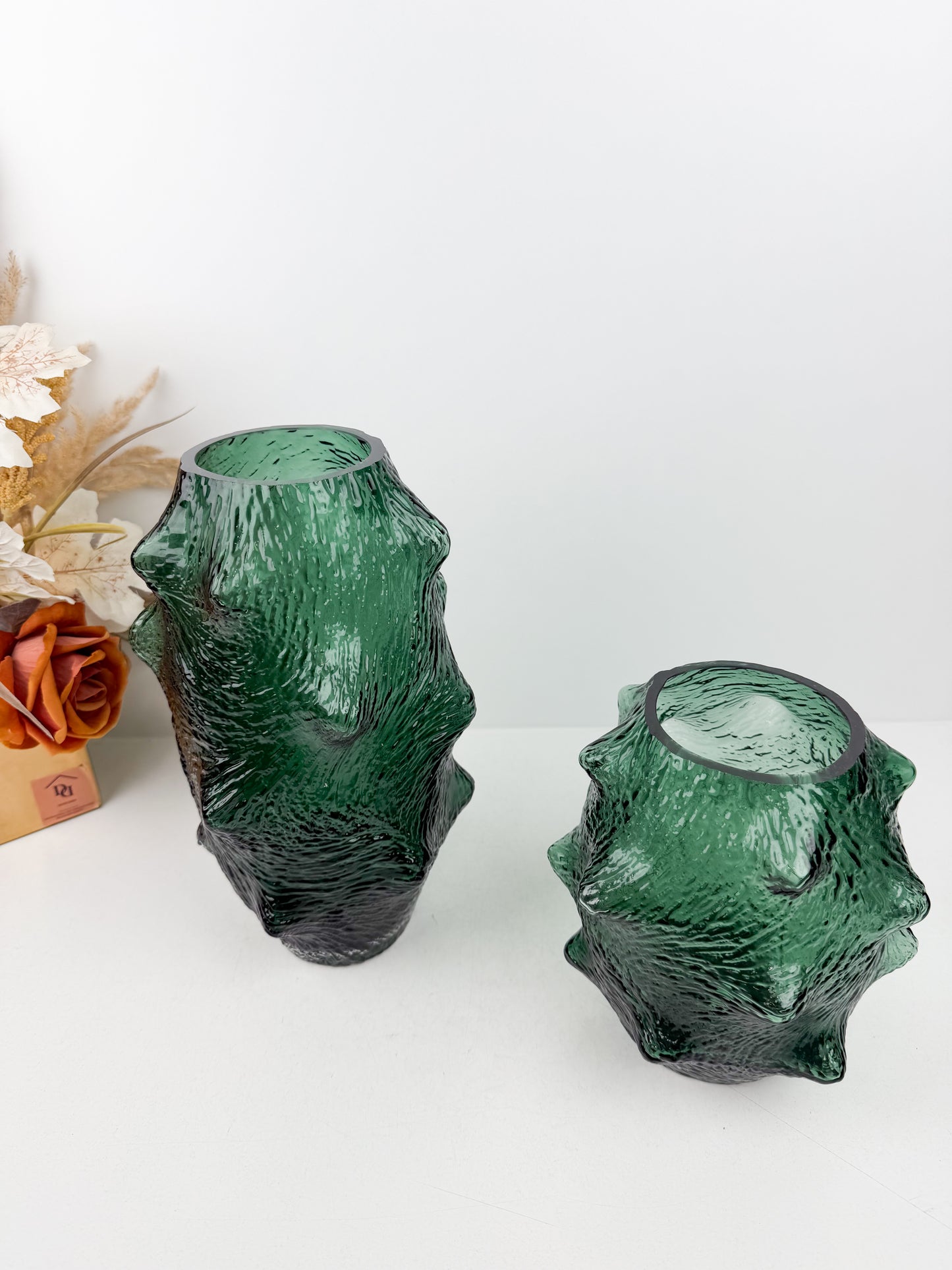 Duo de vases aux formes organiques inspirées de la concombre de mer en vert