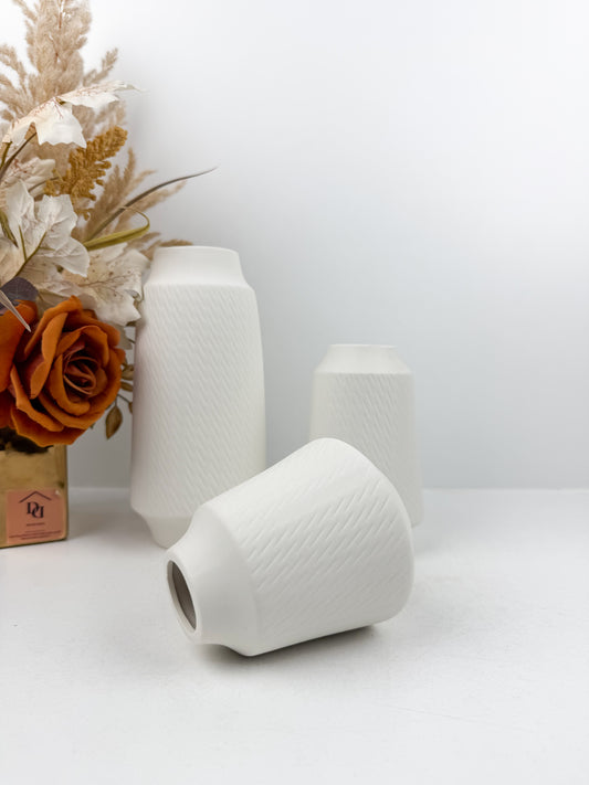 Ensemble de trois vases blancs élégants aux finitions mates qui apportent une touche de sophistication à votre intérieur