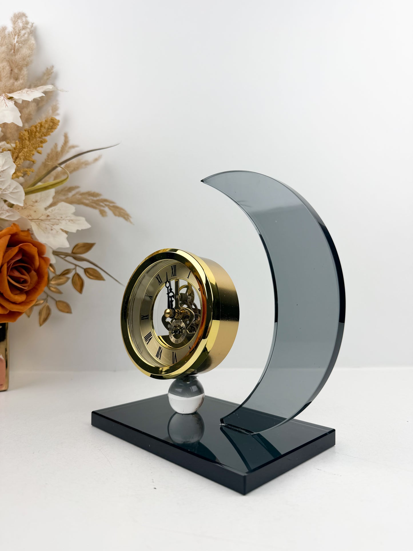 Horloge de table en cristal au design contemporain en forme de la lune