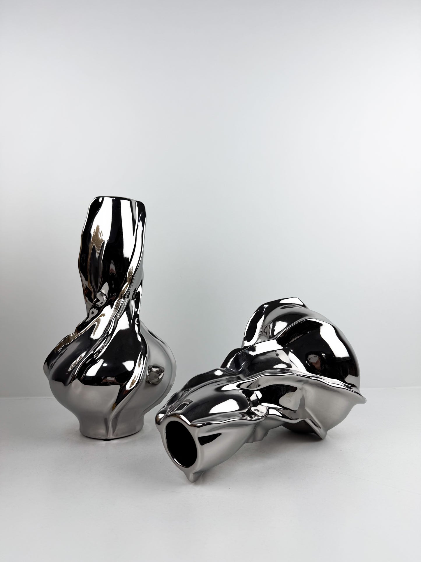 Duo vase en céramique aux  finitions argentées brillantes