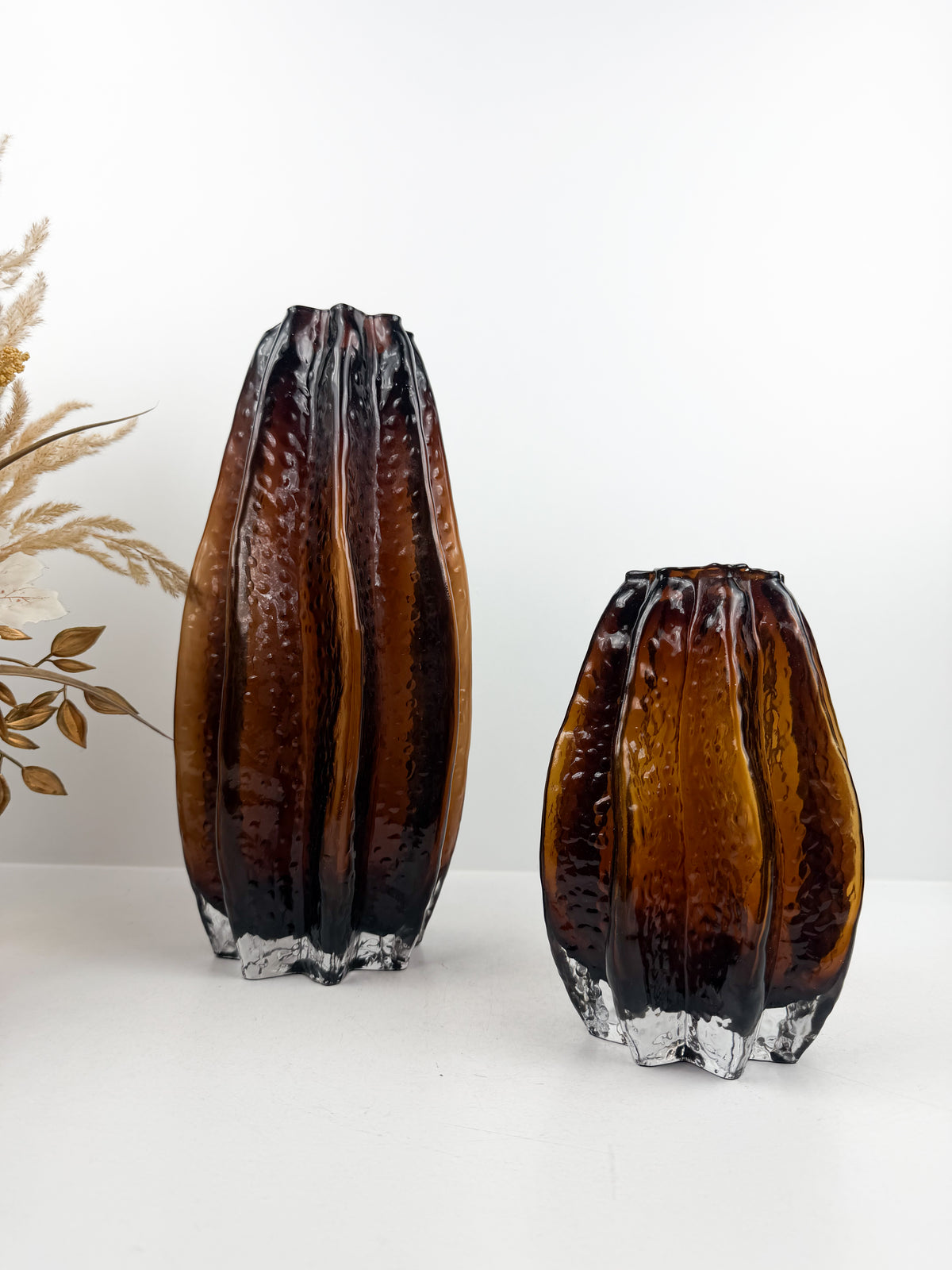 Duo de vases aux superbes reflets ambrés et texturés.