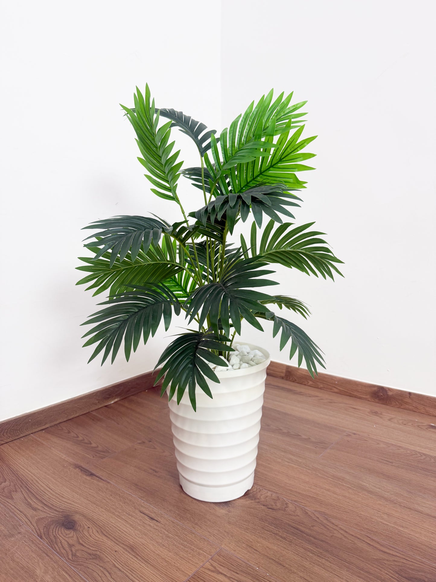 Grand palmier artificiel parfait pour apporter une touche de verdure à votre intérieur.