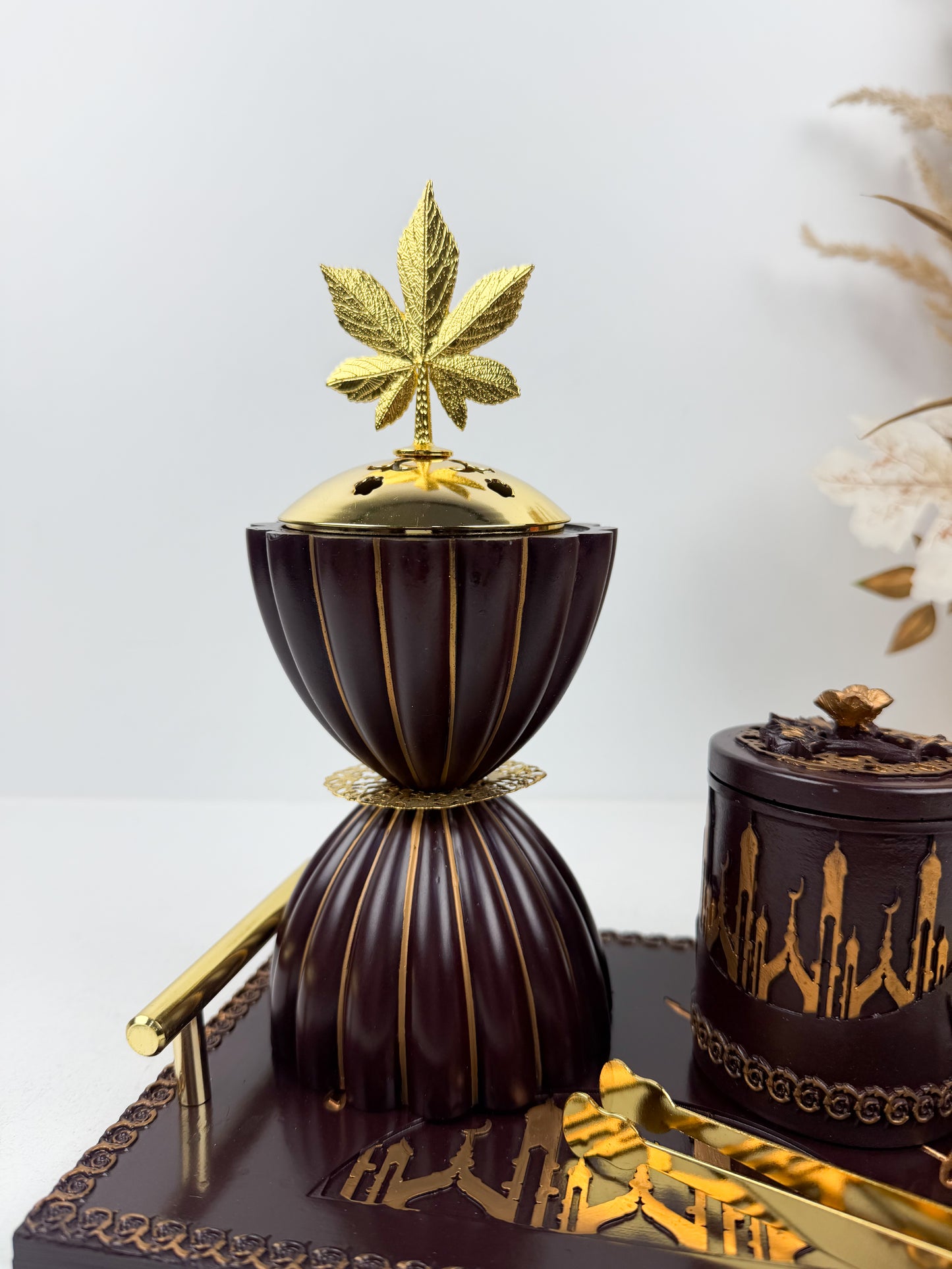 Encensoir marron aux finitions dorées de motifs floraux délicats