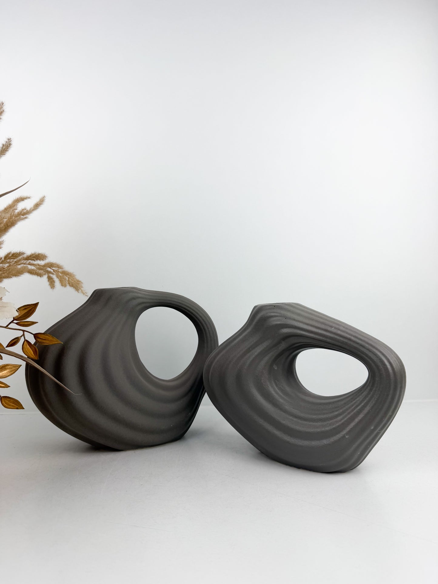 Duo de vases en céramique gris mat aux formes géométriques épurées