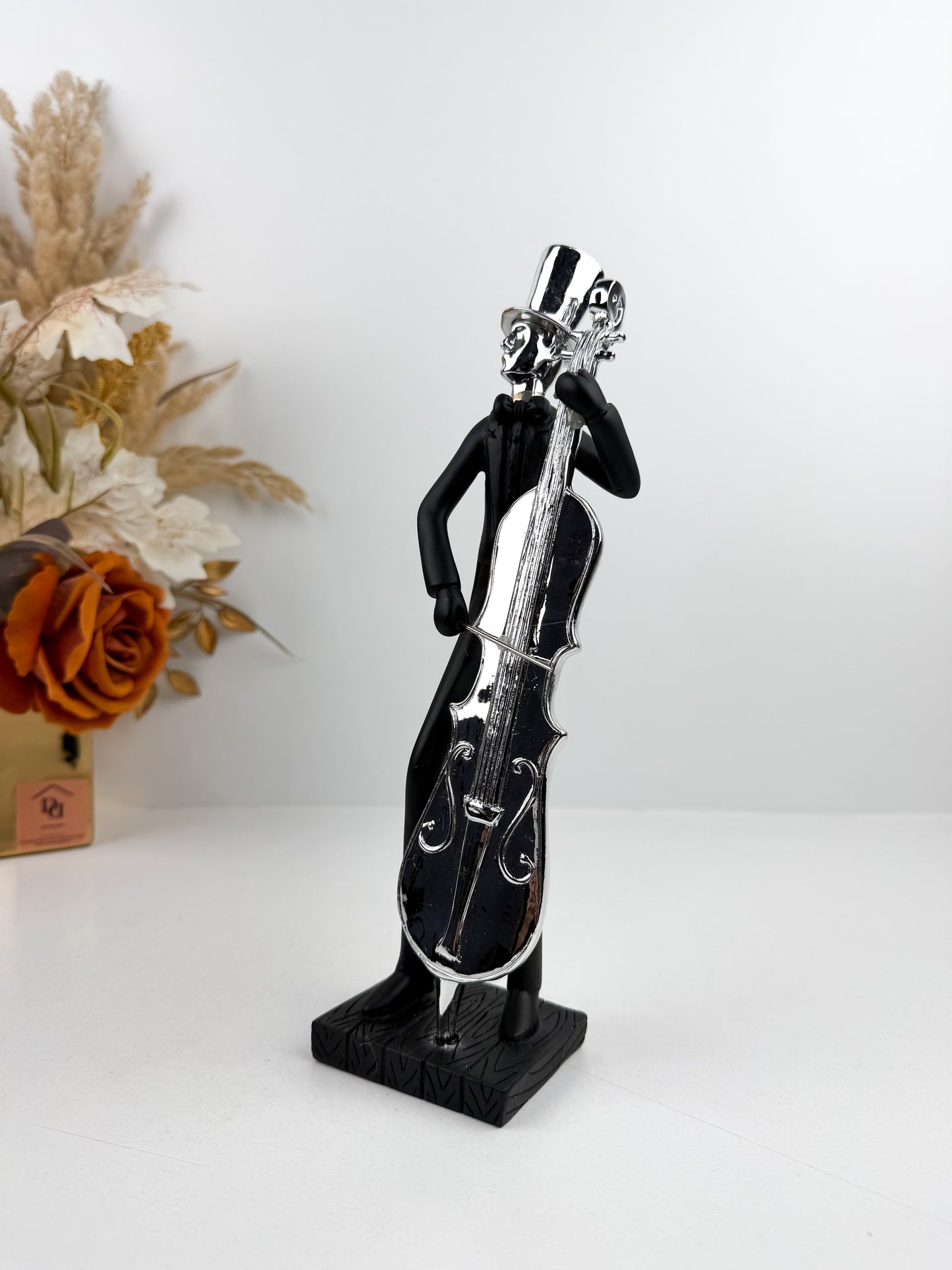 Statuette élégante représentant un musicien passionné jouant du violoncelle