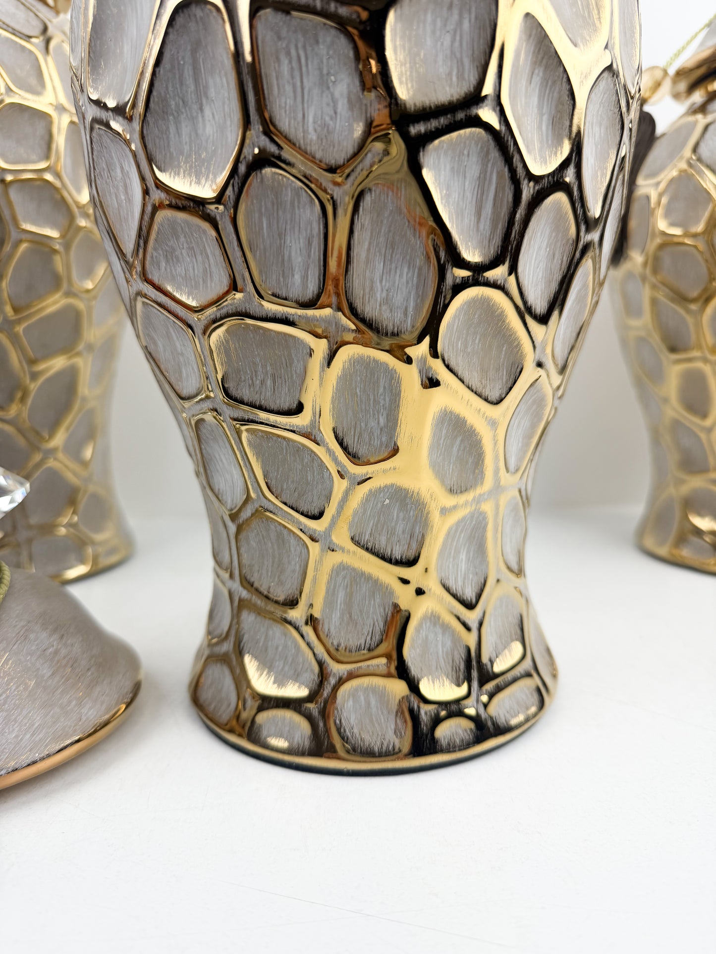Trio de vases décoratives en céramique au design épuré et sophistiqué.
