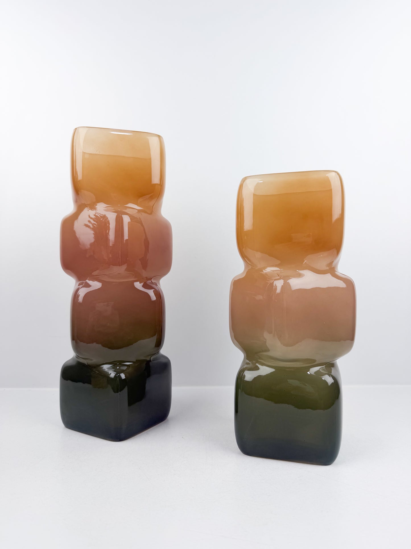 Duo de vases aux formes géométriques épurées