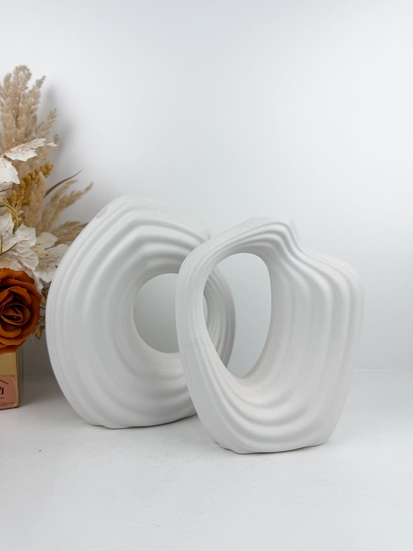 Duo de vases en céramique blanche