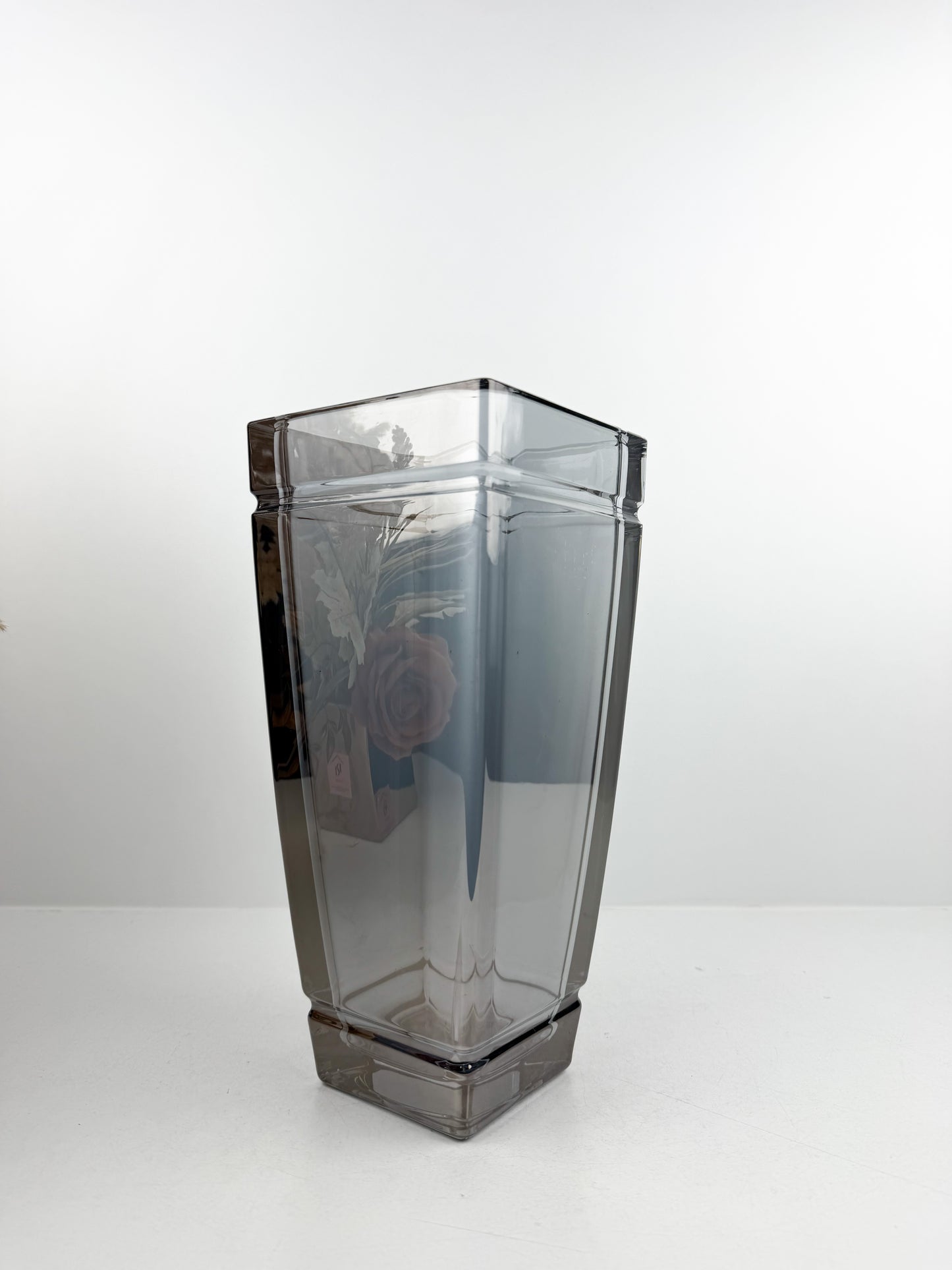 Vase décoratif gris élégant en cristal