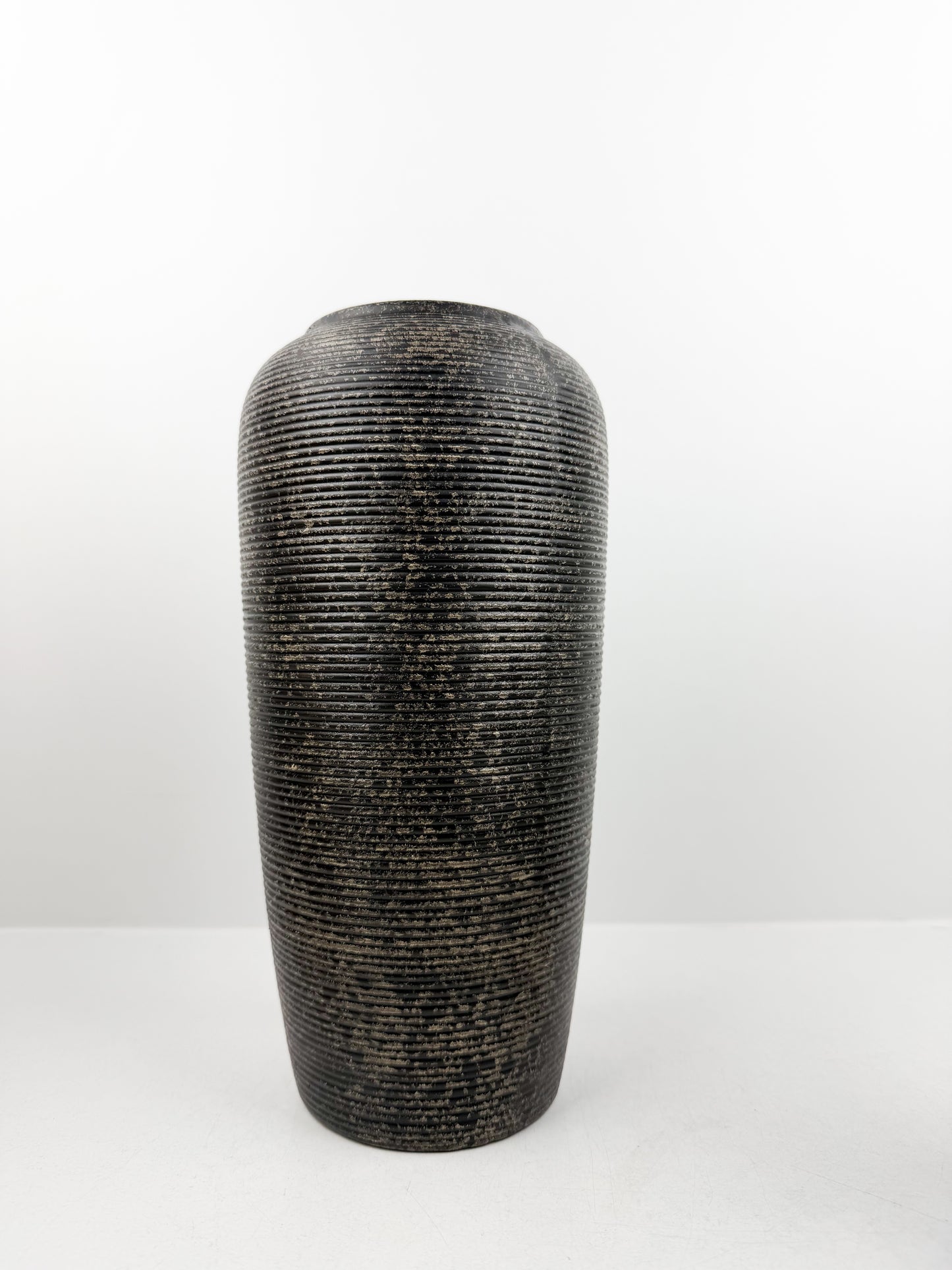 Duo de vases aux teintes noir en céramique alliant élégance et raffinement