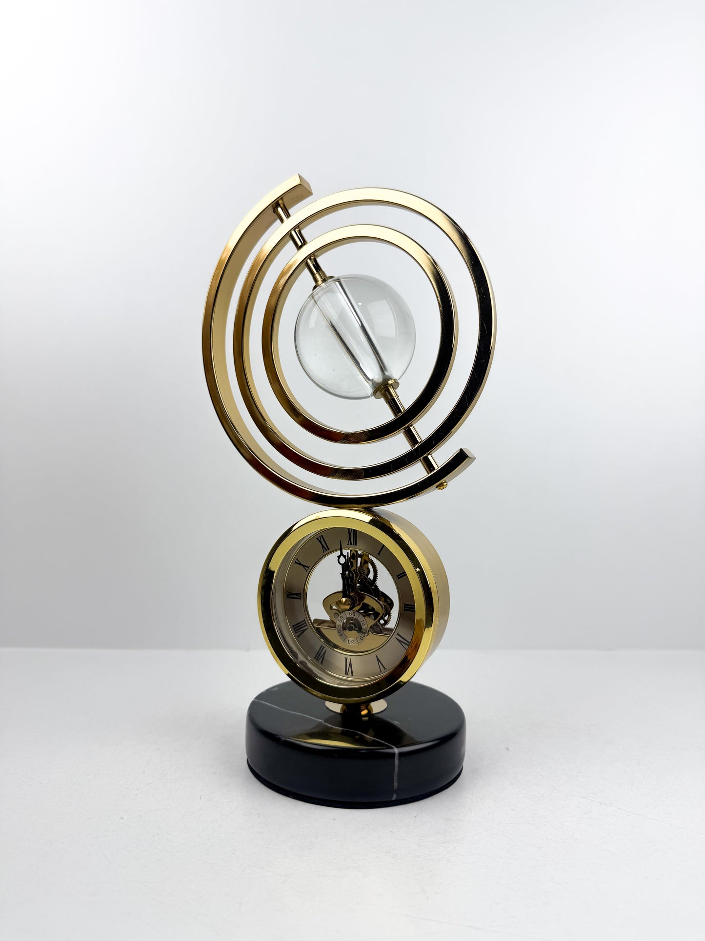 Horloge de table décorative luxueuse au design sphère sophistiqué