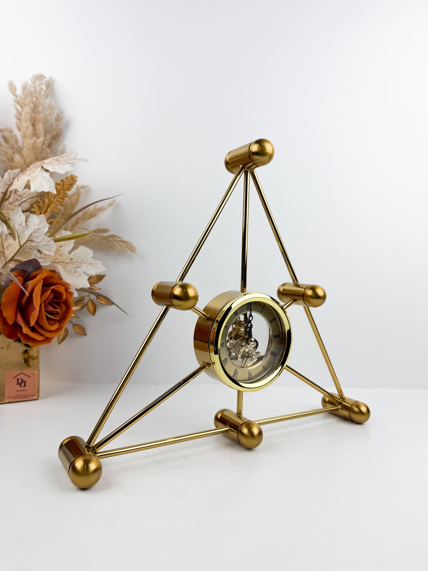 Horloge triangulaire mécanique en métal doré