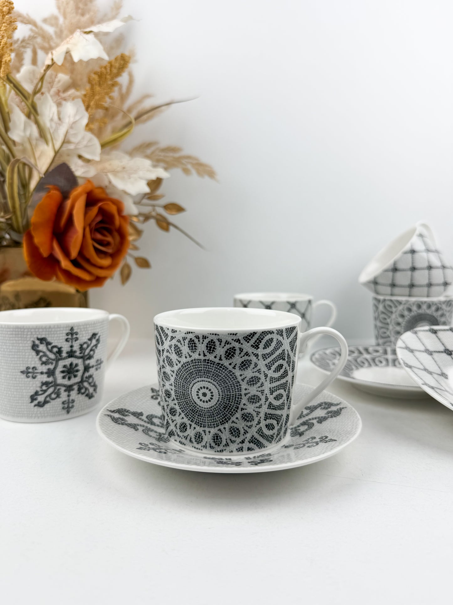 Service de six tasses et six sous-tasses à café au lait en porcelaine blanc et noir