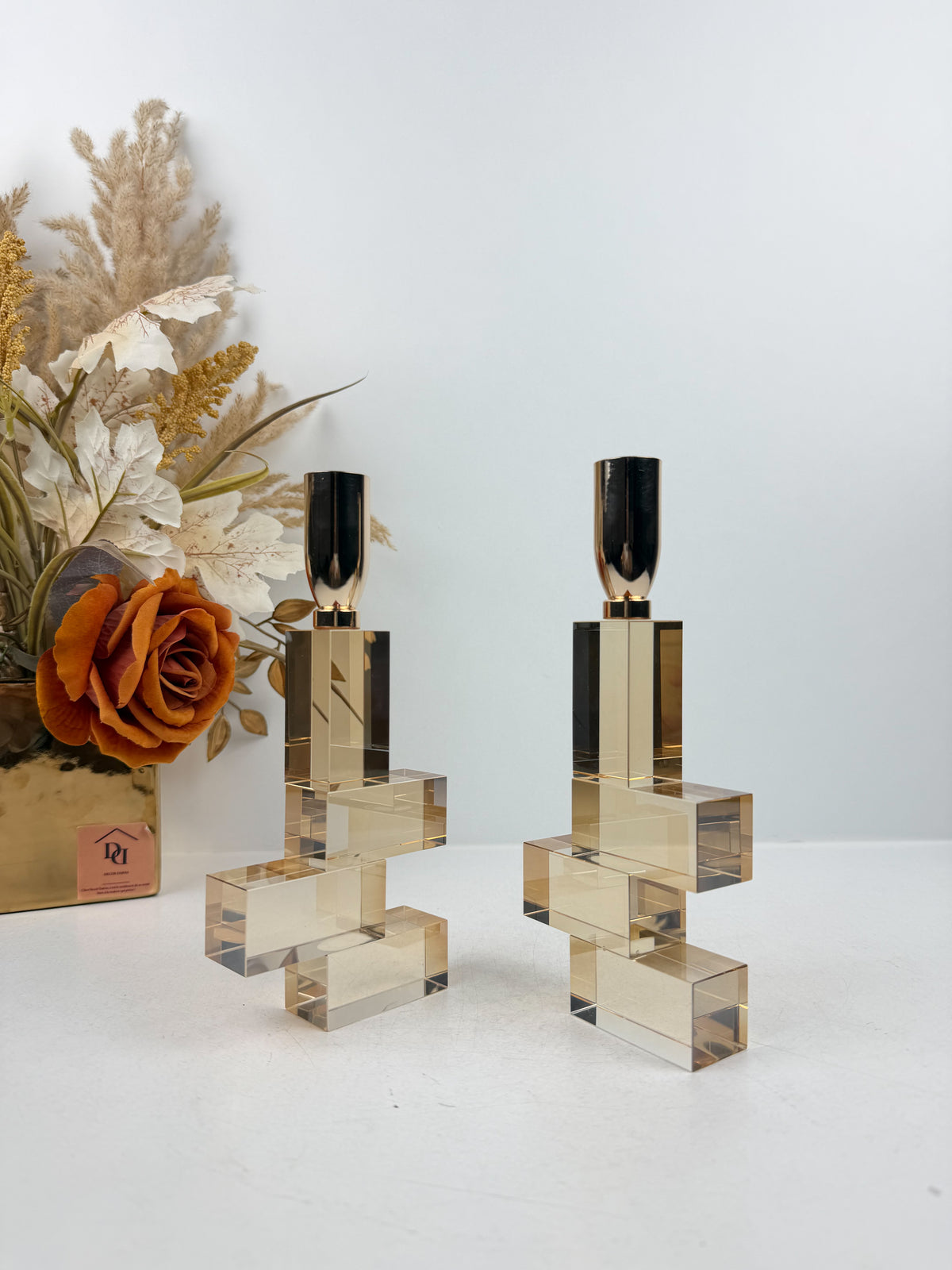 Duo de bougeoirs sculpturaux de motifs luxe cube en cristal.