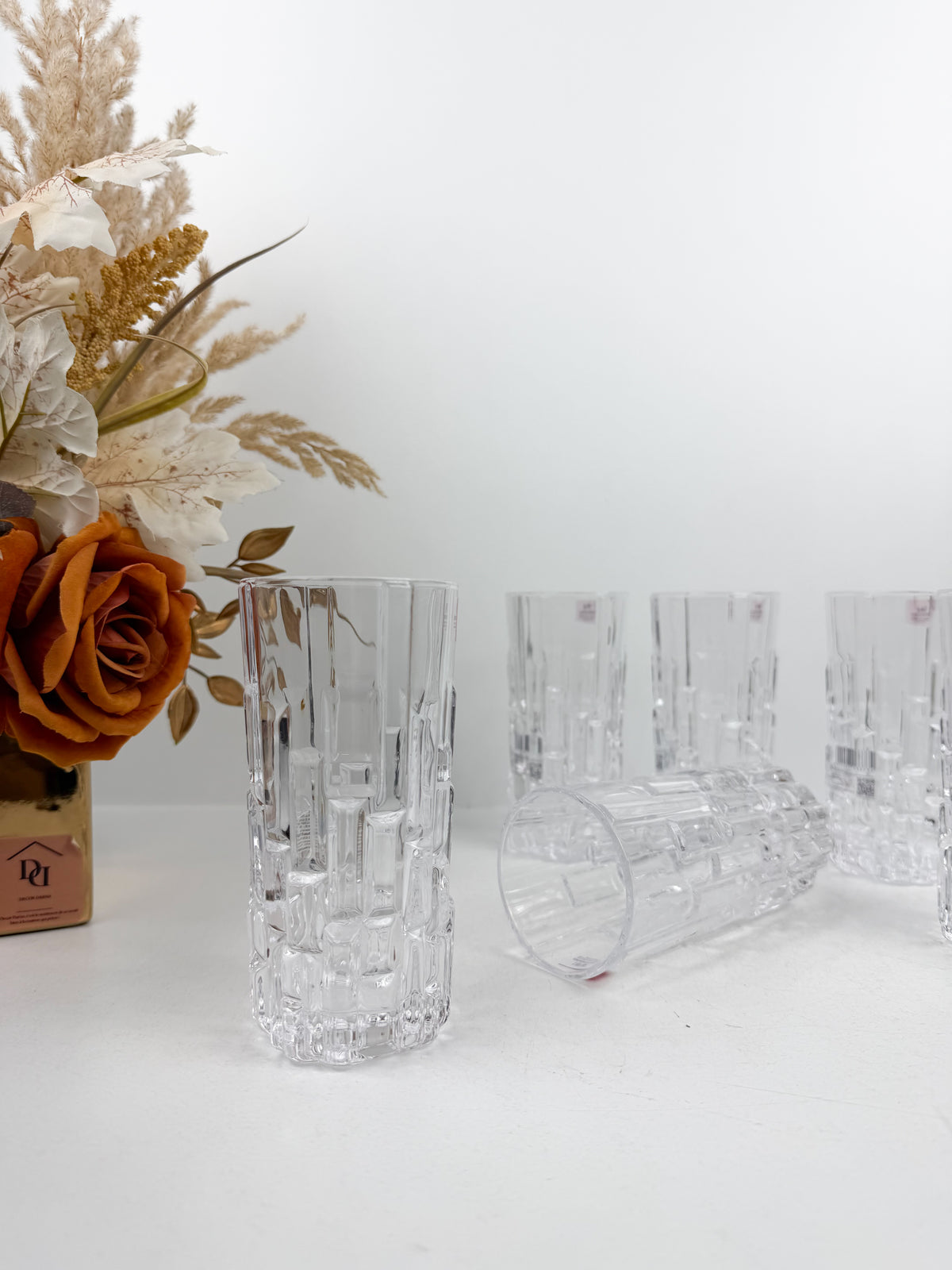 Six verres transparents ciselés en verre texturé à motifs géométriques en relief.