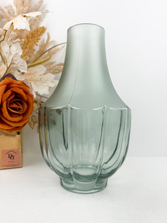Ensemble de deux vases en verre de haute qualité, alliant élégance et transparence,