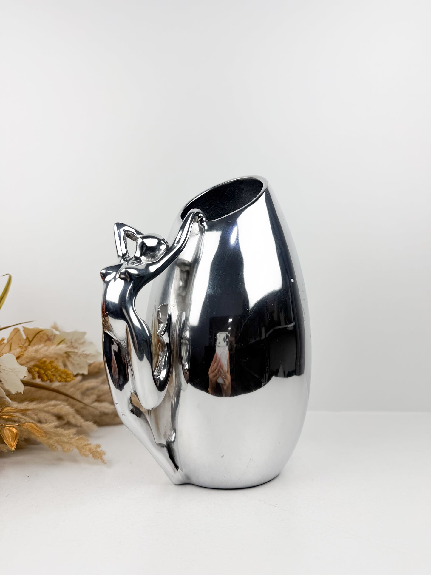 Vase élégant orné d'une silhouette féminine en métal