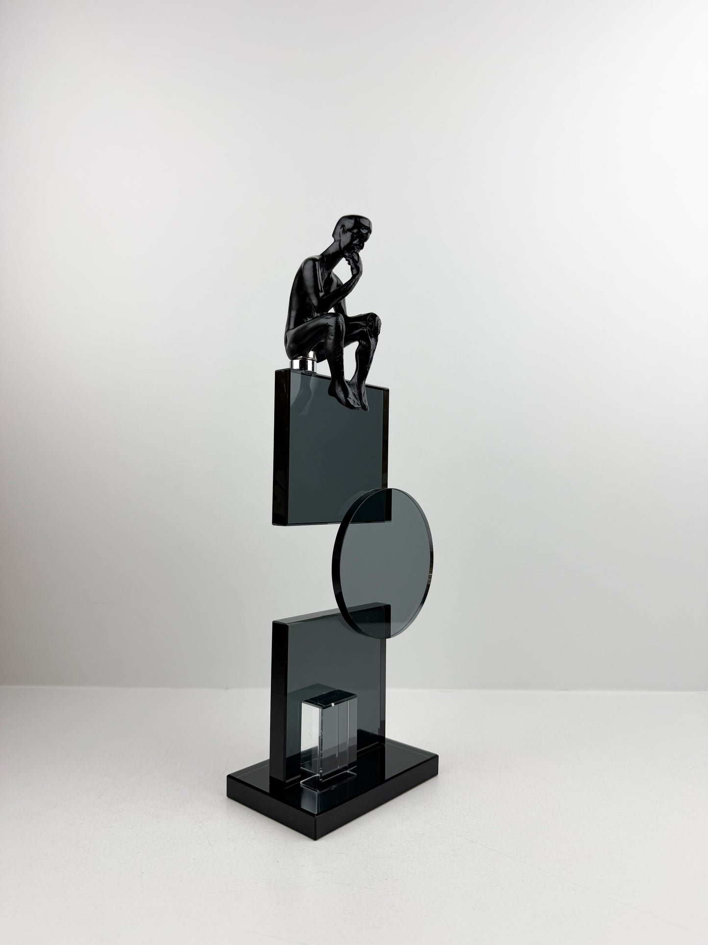 Sculpture contemporaine d'inspiration architecturale
