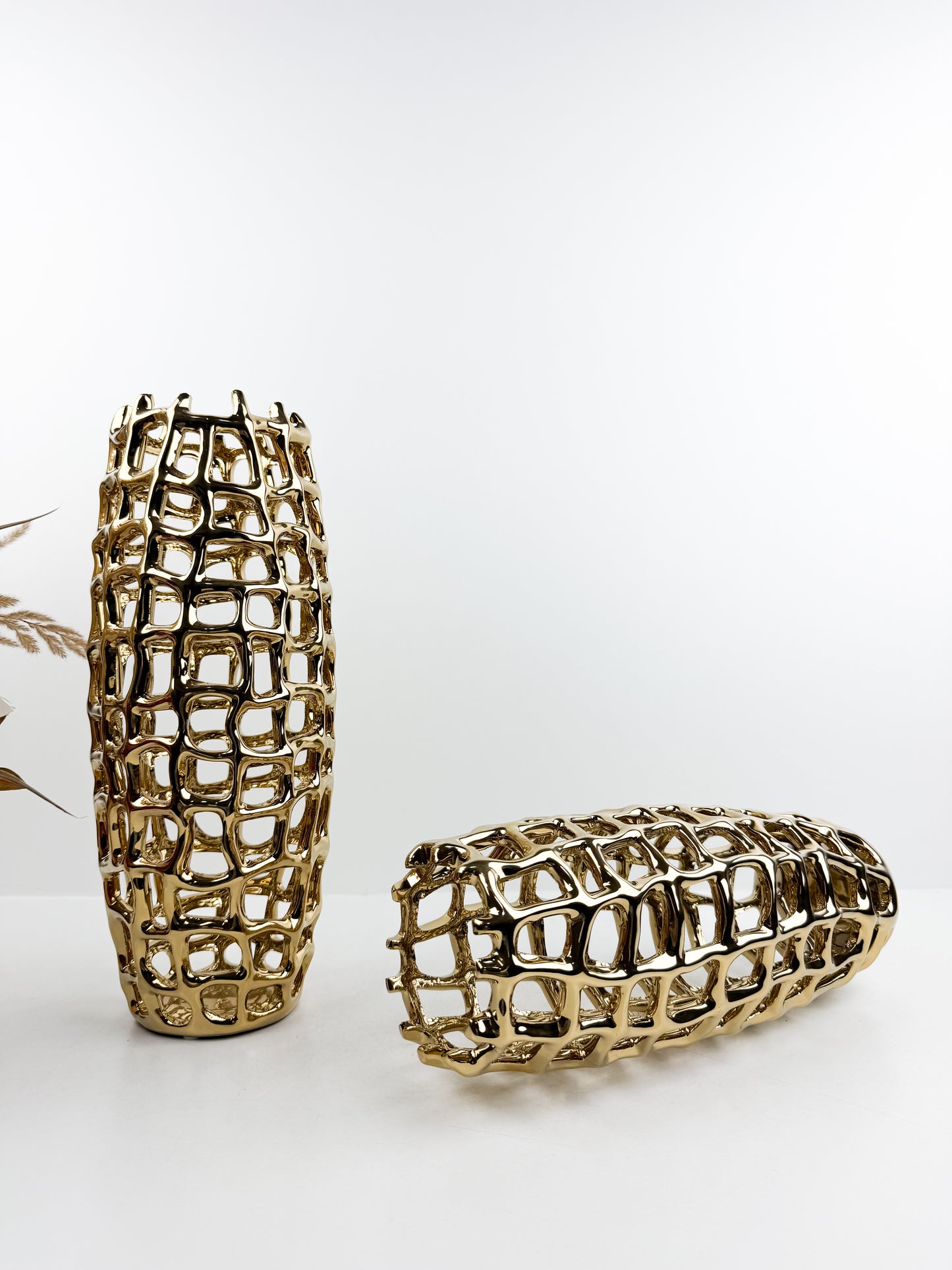 Duo de vases en céramique aux finitions grillées dorées