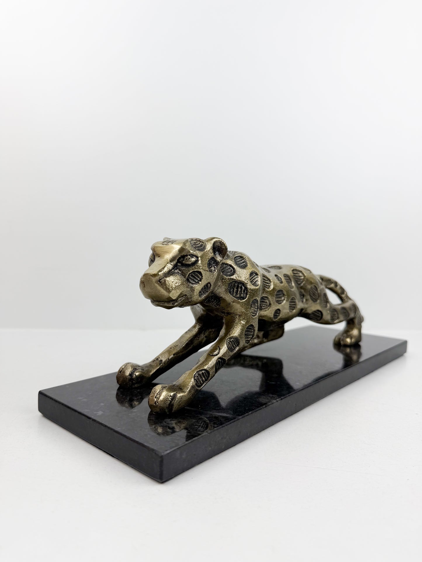 Sculpture de tigre doré en métal, pièce de décoration élégante et raffinée.