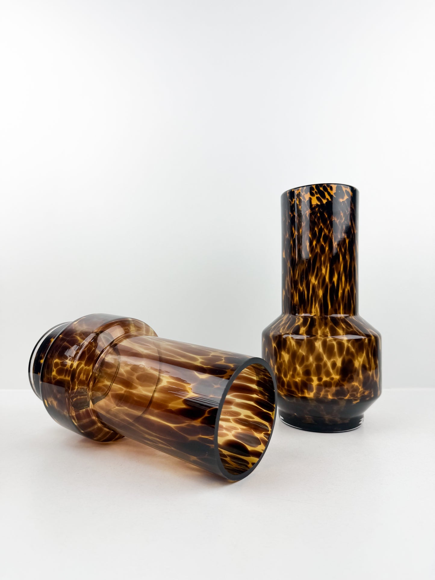 Duo de vases sculpturaux marron très chic qui apportent une touche d'élégance à votre intérieur
