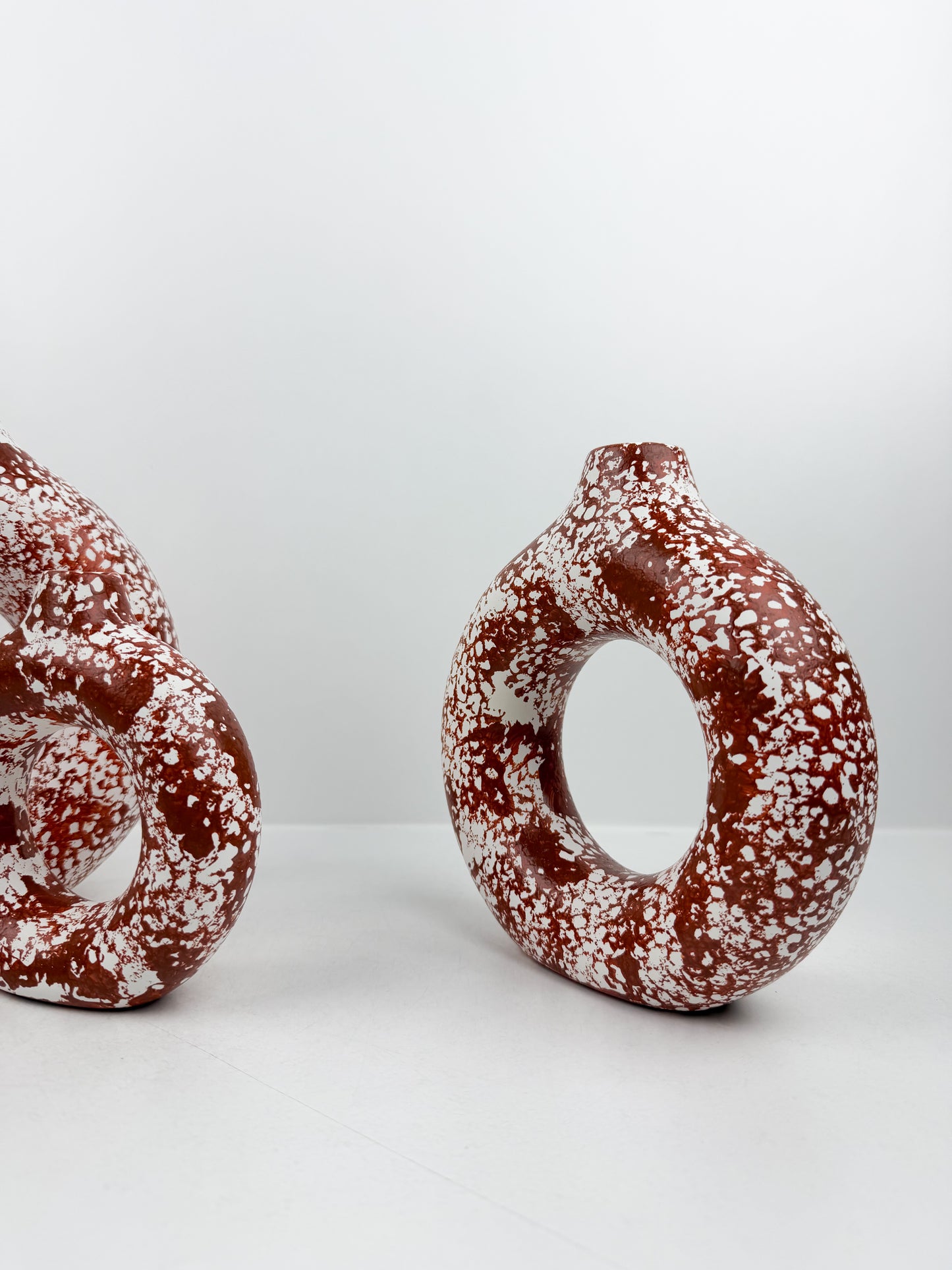 Ensemble de trois vases en céramique élégants rouges