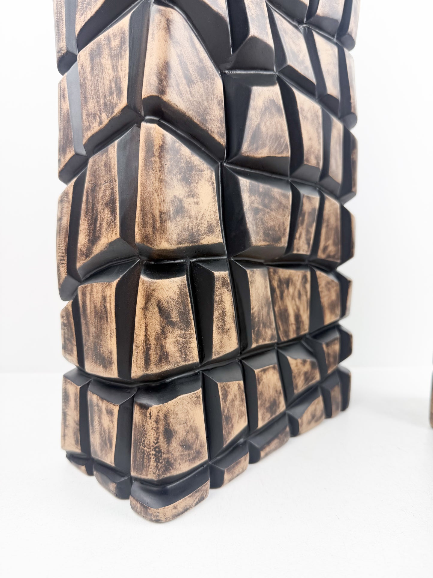 Duo de vases sculpturaux en résine mosaïque au design géométrique affirmé.