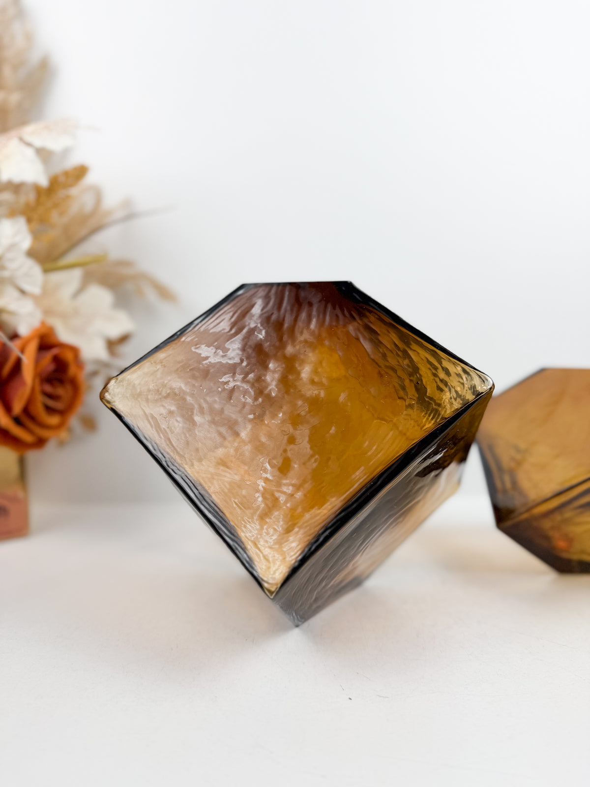 Duo de vases Décoratifs géométriques marron ambré.