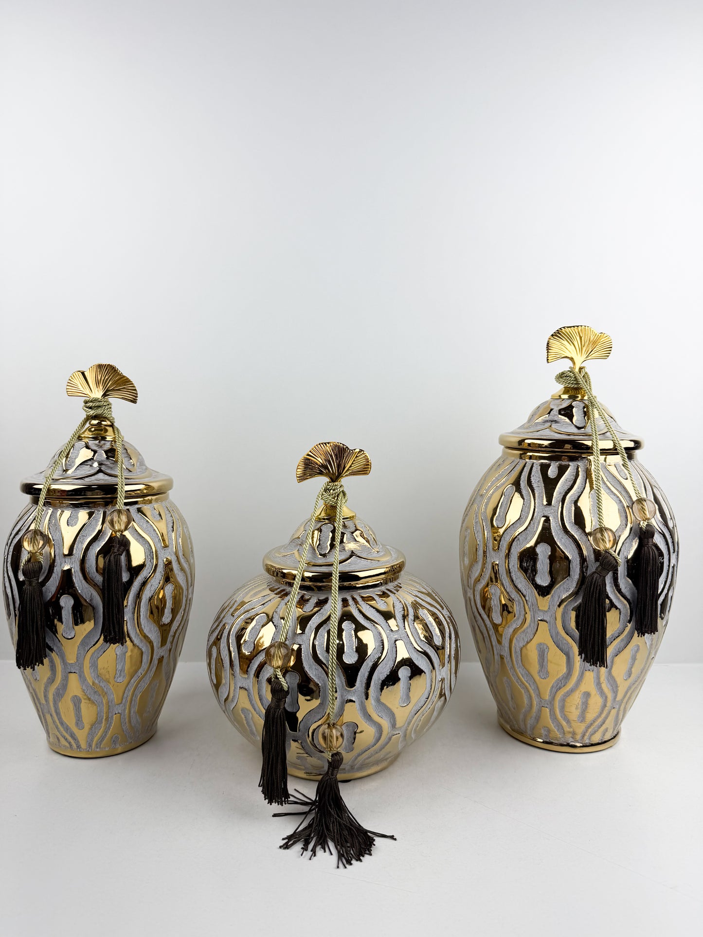 Trio de vases en céramique royale aux motifs floraux dorés