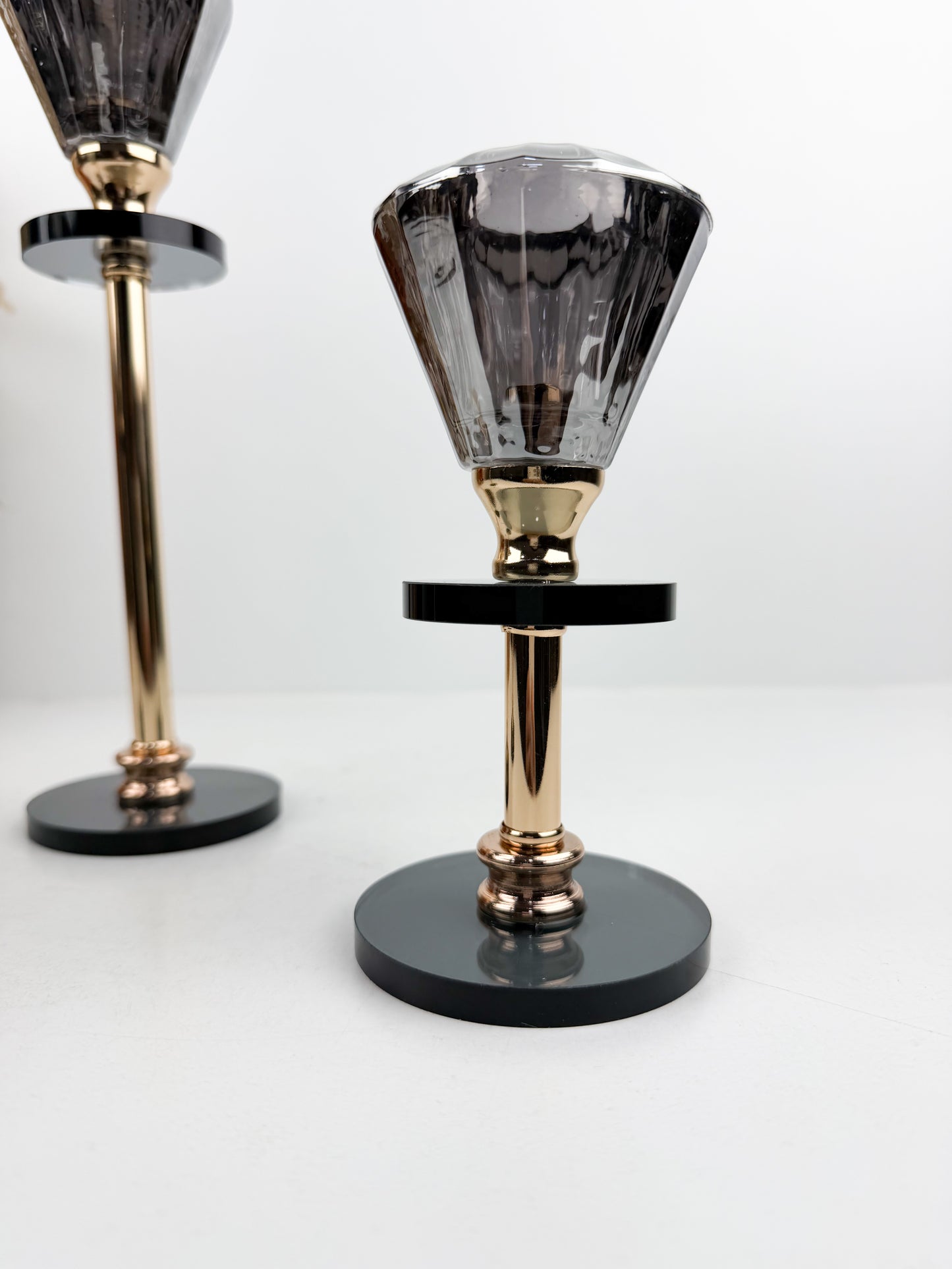 Ensemble de trois bougeoirs décoratifs en cristal  gris
