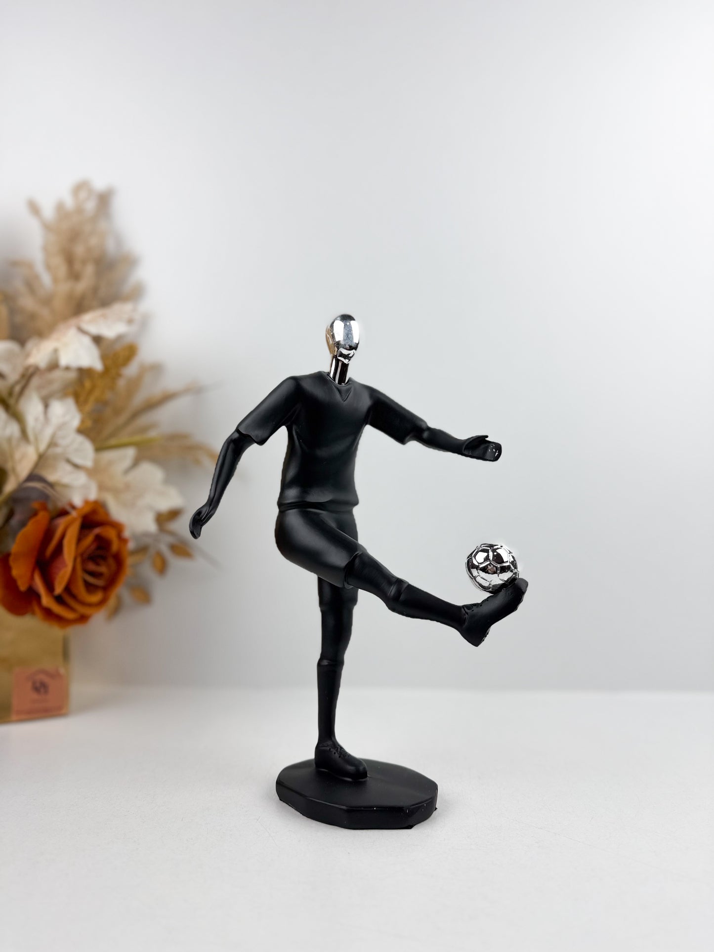 Figurine décorative en résine représentant un footballeur en pleine action