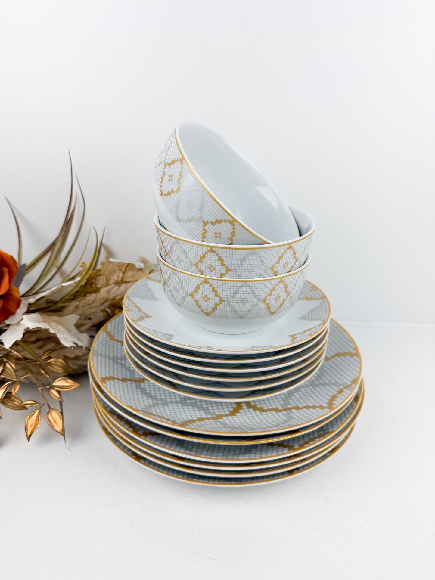 Service de table moderne aux motif géométrique doré et gris