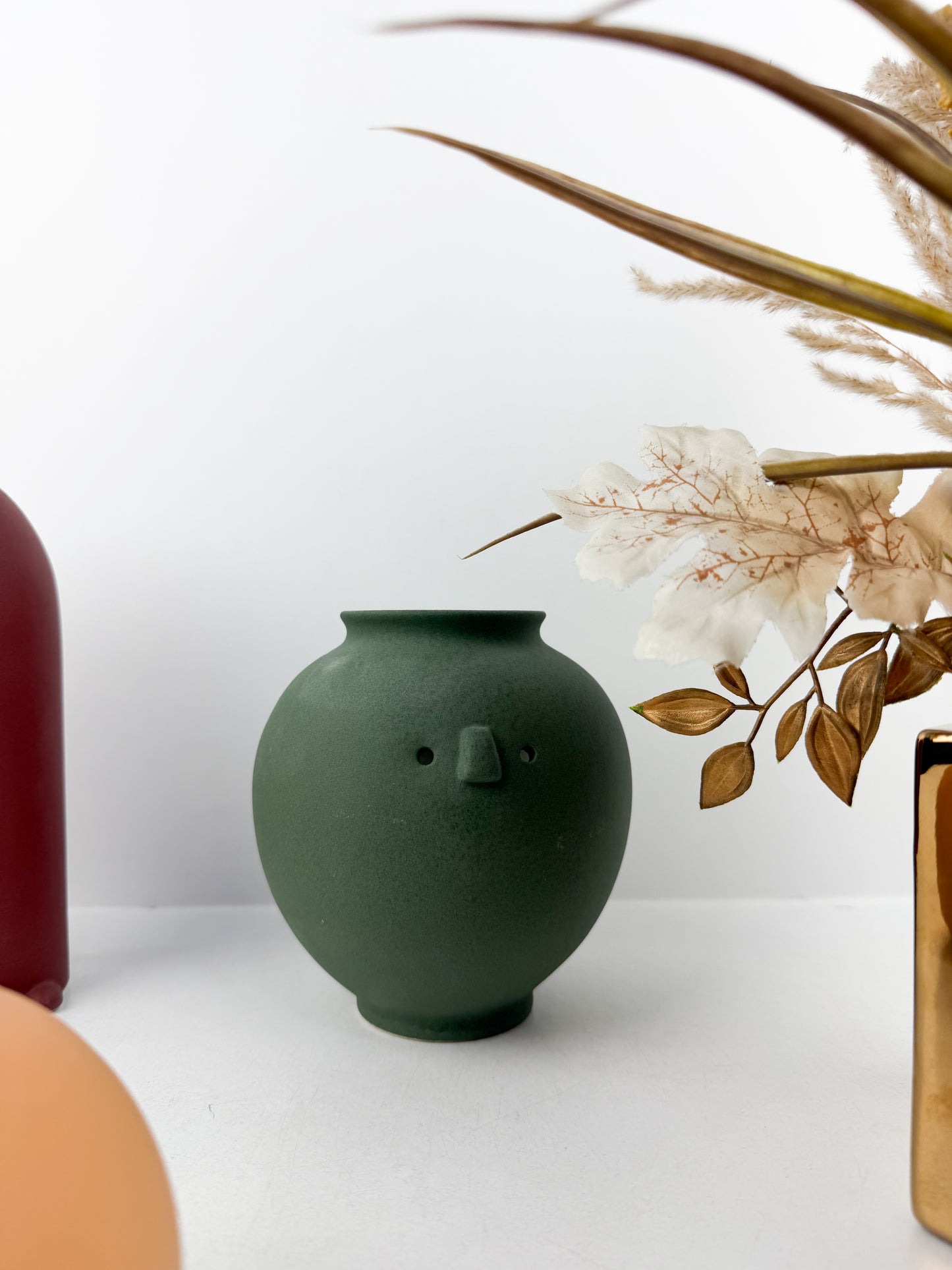 Trio de vases en céramique aux formes organiques et expressives