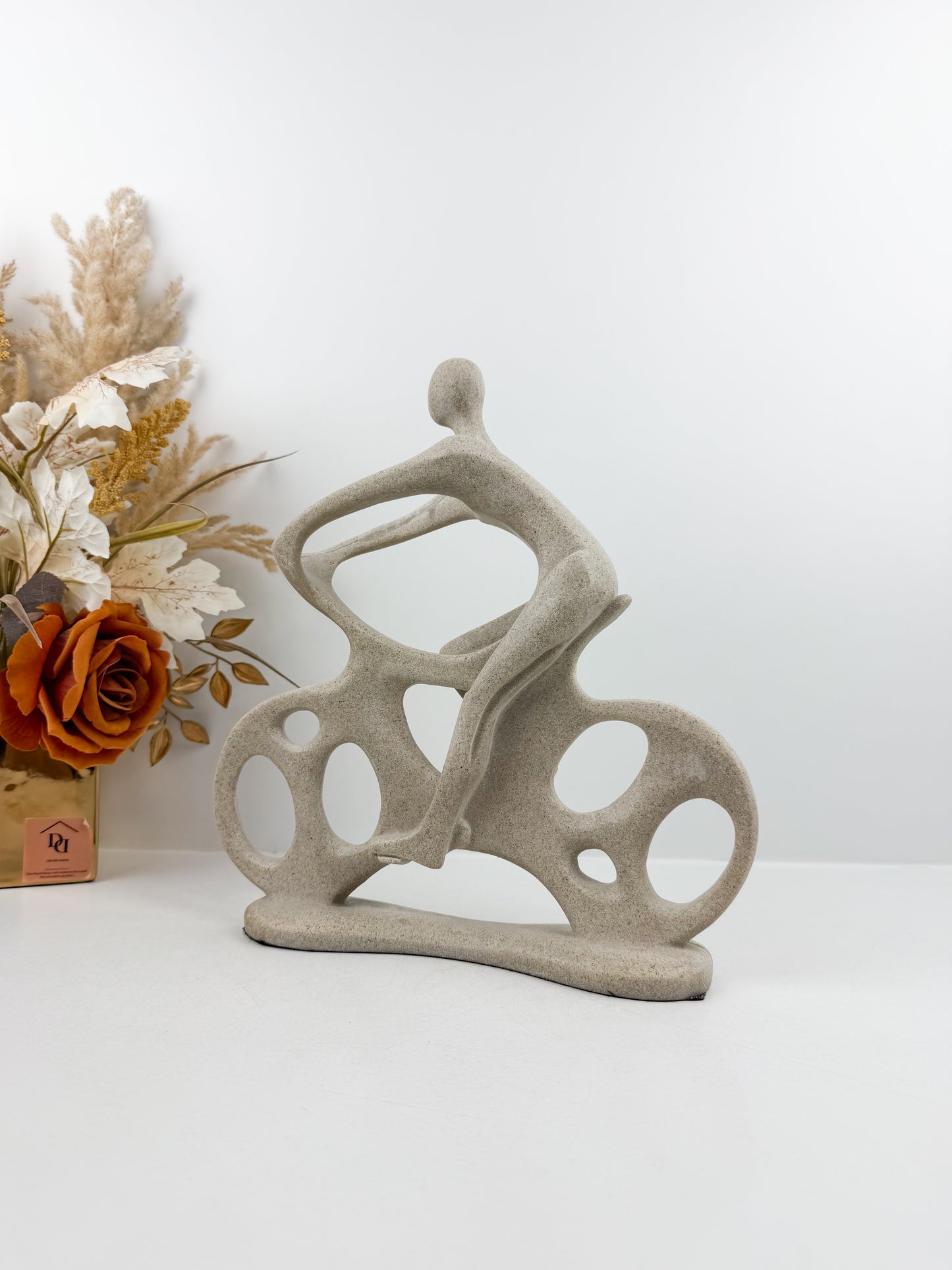 Sculpture contemporaine stylisée représente un motocycliste