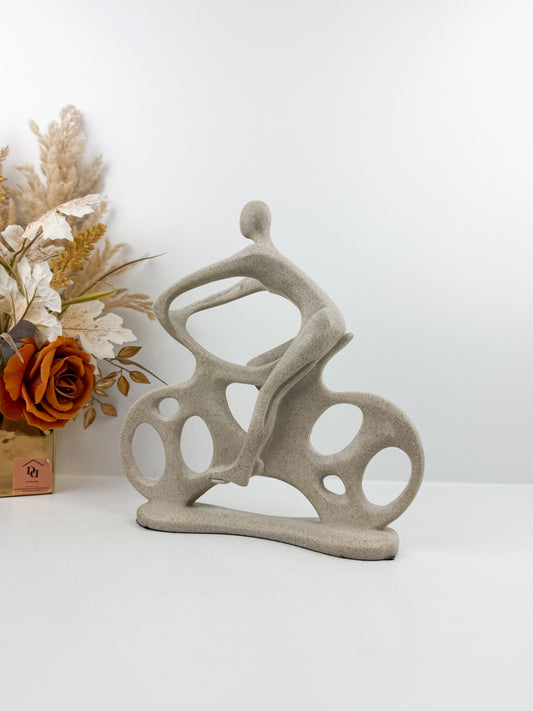 Sculpture contemporaine stylisée représente un motocycliste
