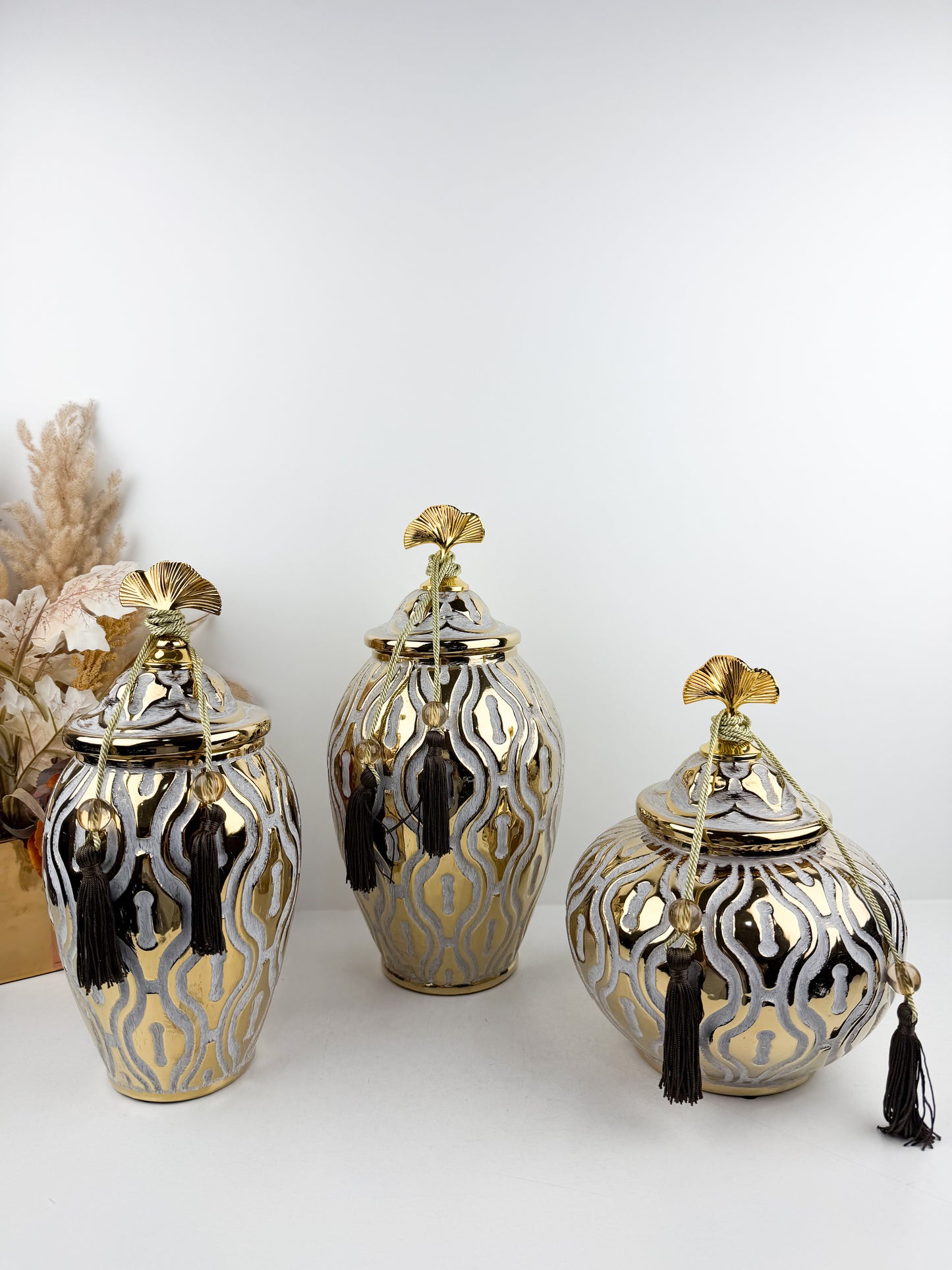 Trio de vases en céramique royale aux motifs floraux dorés