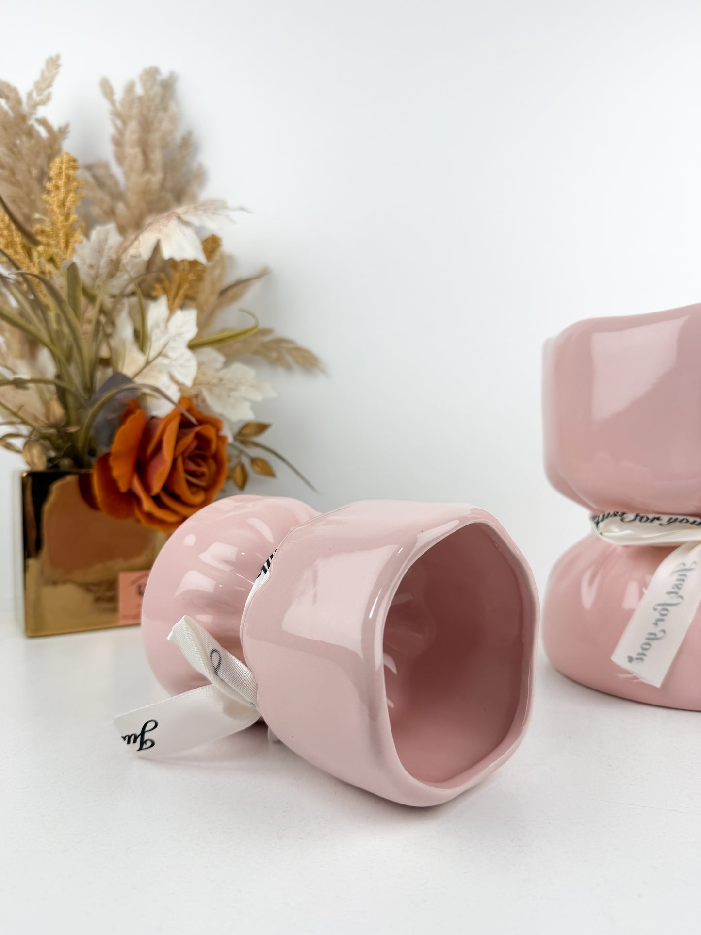 Duo vases en céramique rose, au design élégant rappelant un bouquet de fleurs