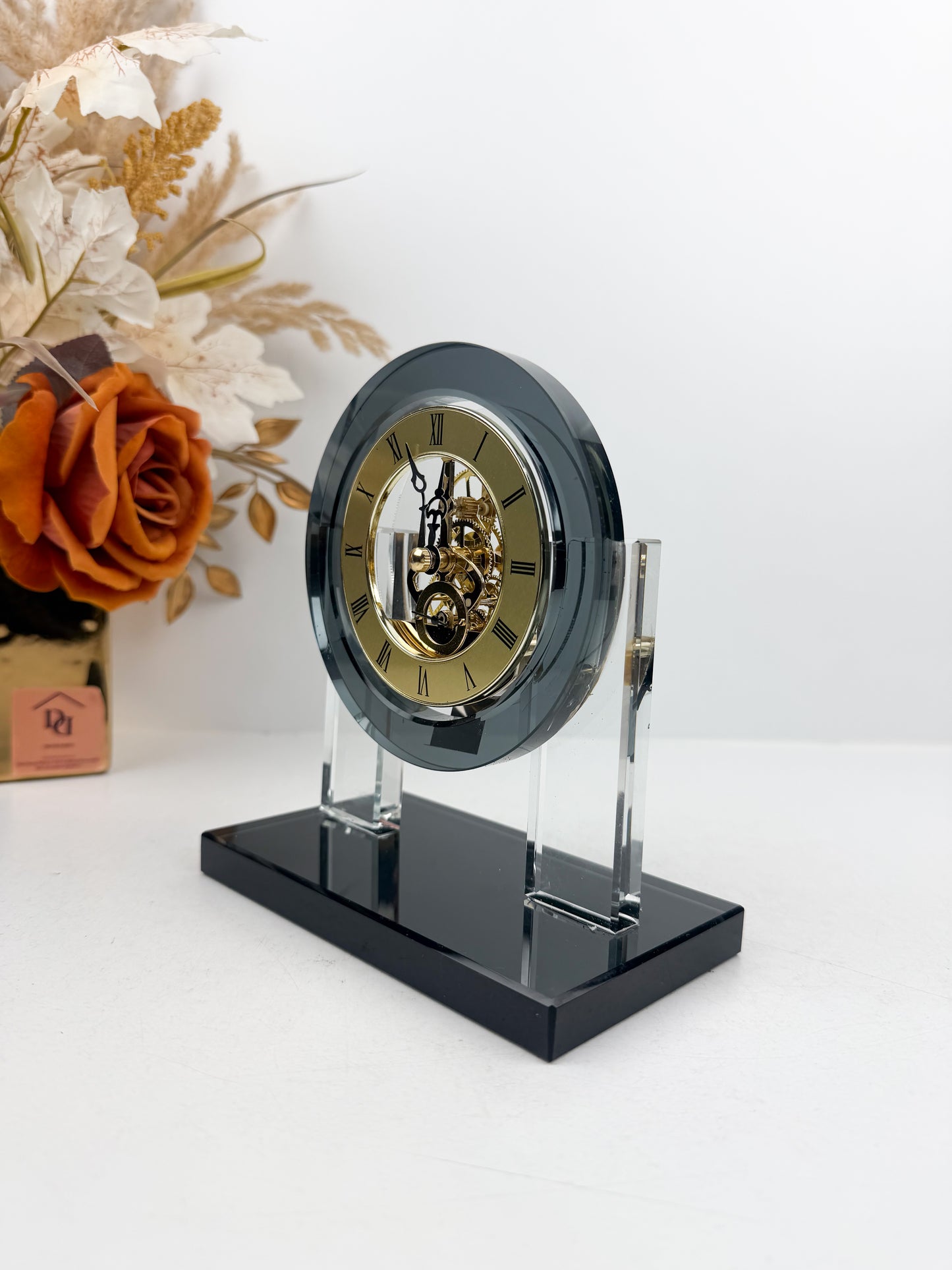 Horloge décorative en cristal au design épuré et intemporel.